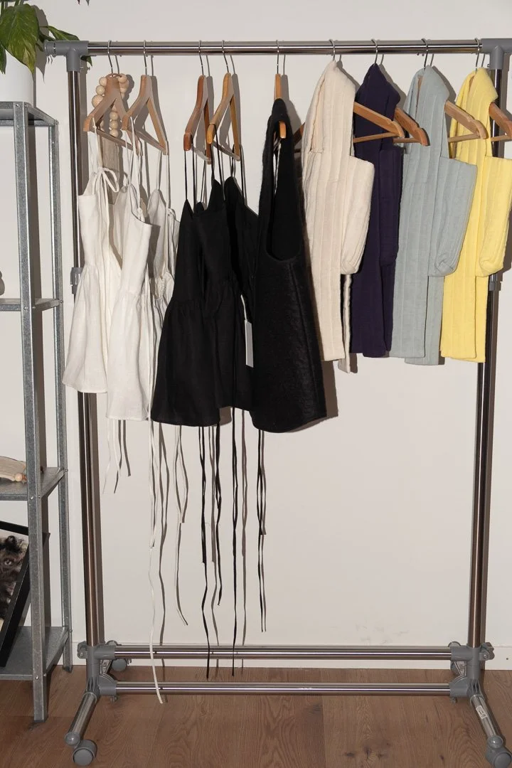 Photos réalisée lors du pop up mode et design suisse à Bulle organisé en collaboration entre Commun et Frousse - Portant de vêtements et sacs Studio Remo