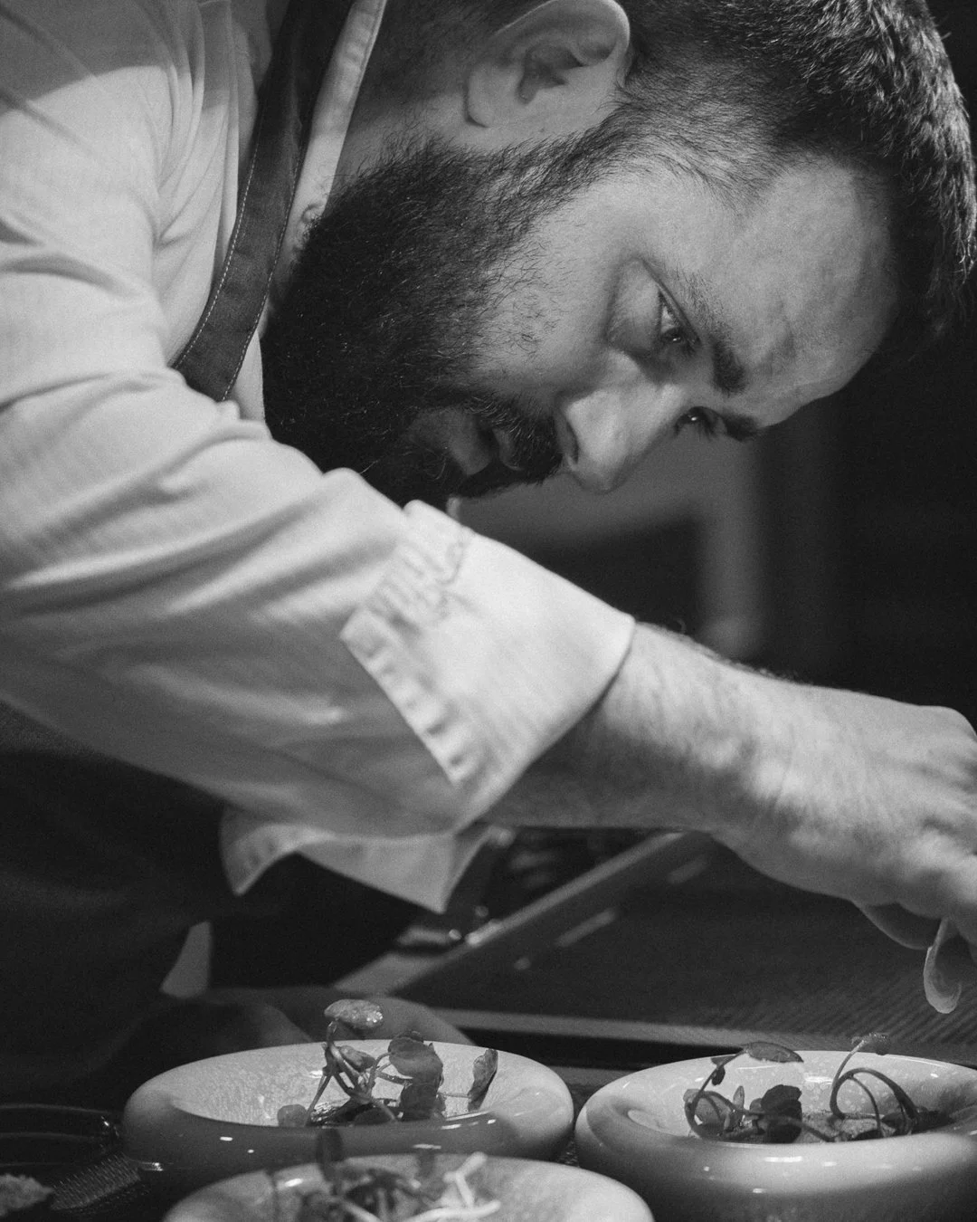 Portrait du chef Romain Paillereau réalisé durant un reportage photo dans la cuisine des Trois Tours réalisé par Paradoxe Studio