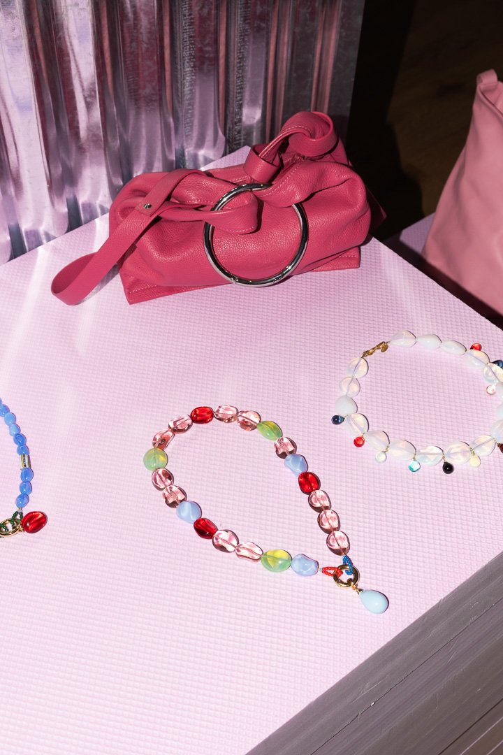 Photos réalisée lors du pop up mode et design suisse à Bulle organisé en collaboration entre Commun et Frousse - Sac Worn et colliers Aglagla