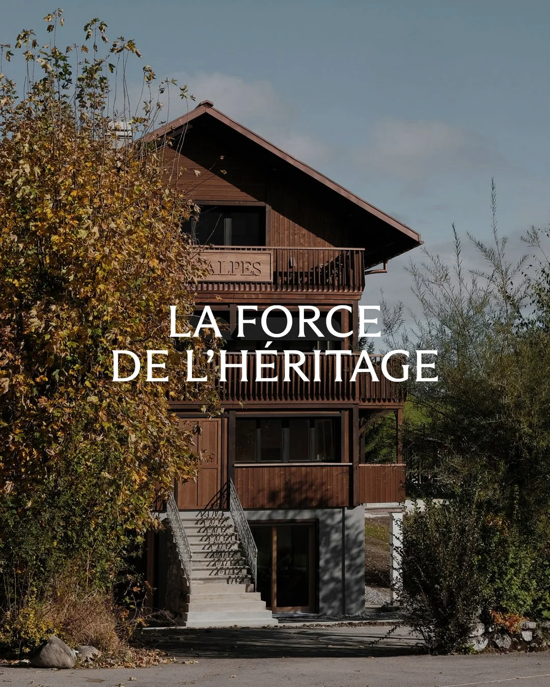 "La Force de l'Héritage" devient le nouveau slogan de Bussard Immobilier depuis son rebranding réalisé en 2025 par Paradoxe Studio, ici disposé sur une photographie de l'architecte Charly Jolliet