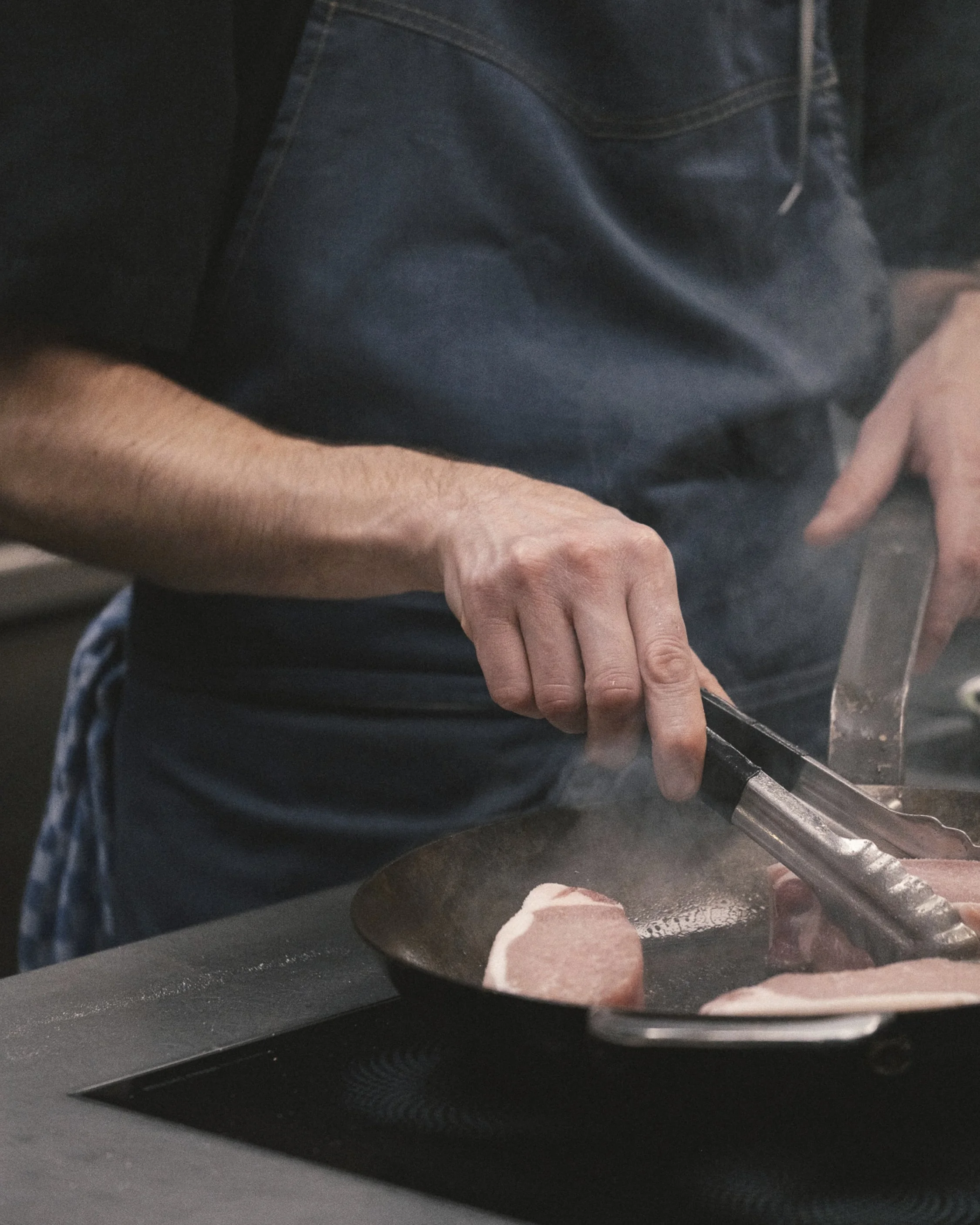 Reportage photo dans la cuisine des Trois Tours réalisé par Paradoxe Studio
