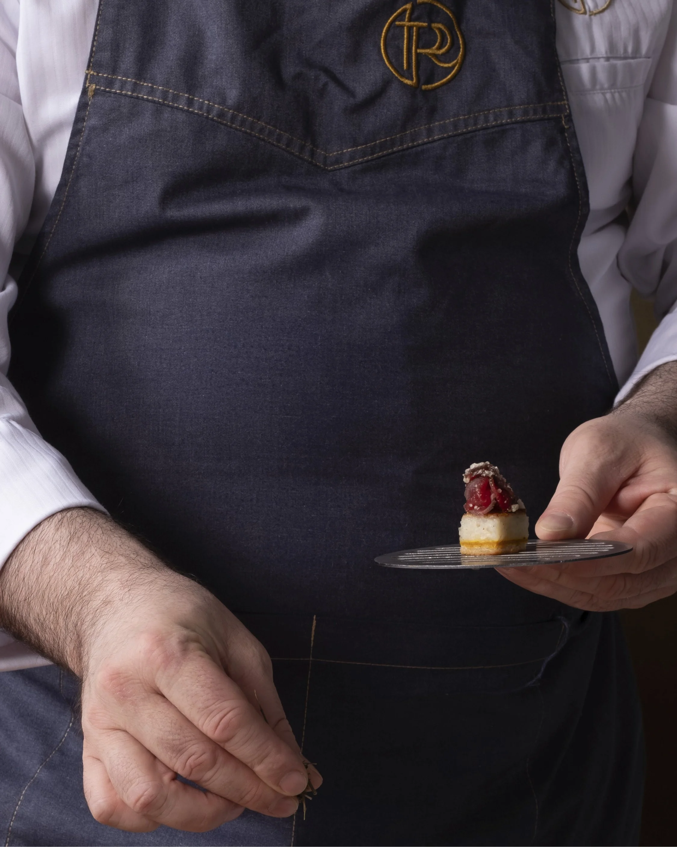 Reportage photo dans la cuisine des Trois Tours réalisé par Paradoxe Studio