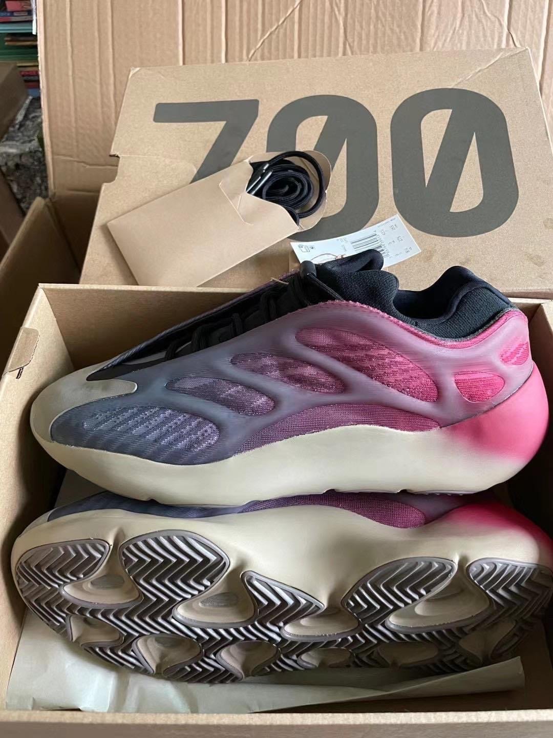 Adidas Yeezy 700 V3 Fade Carbon Grade School