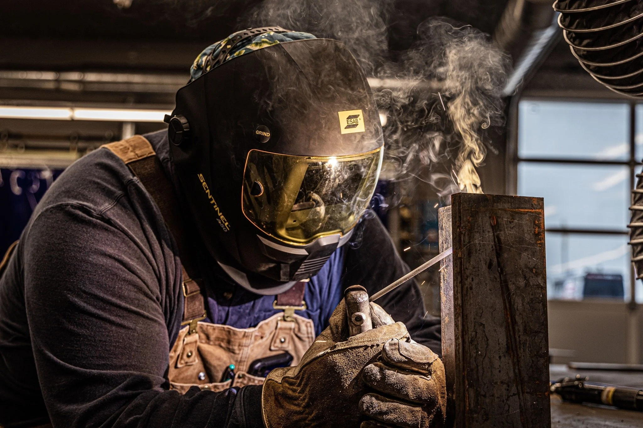 Fusing Metal and Ingenuity with Every Weld💥😎

#centralweldingsupply #ESAB #Sparks #fabrication #WeldingEducation #weldingprecisionsparks
