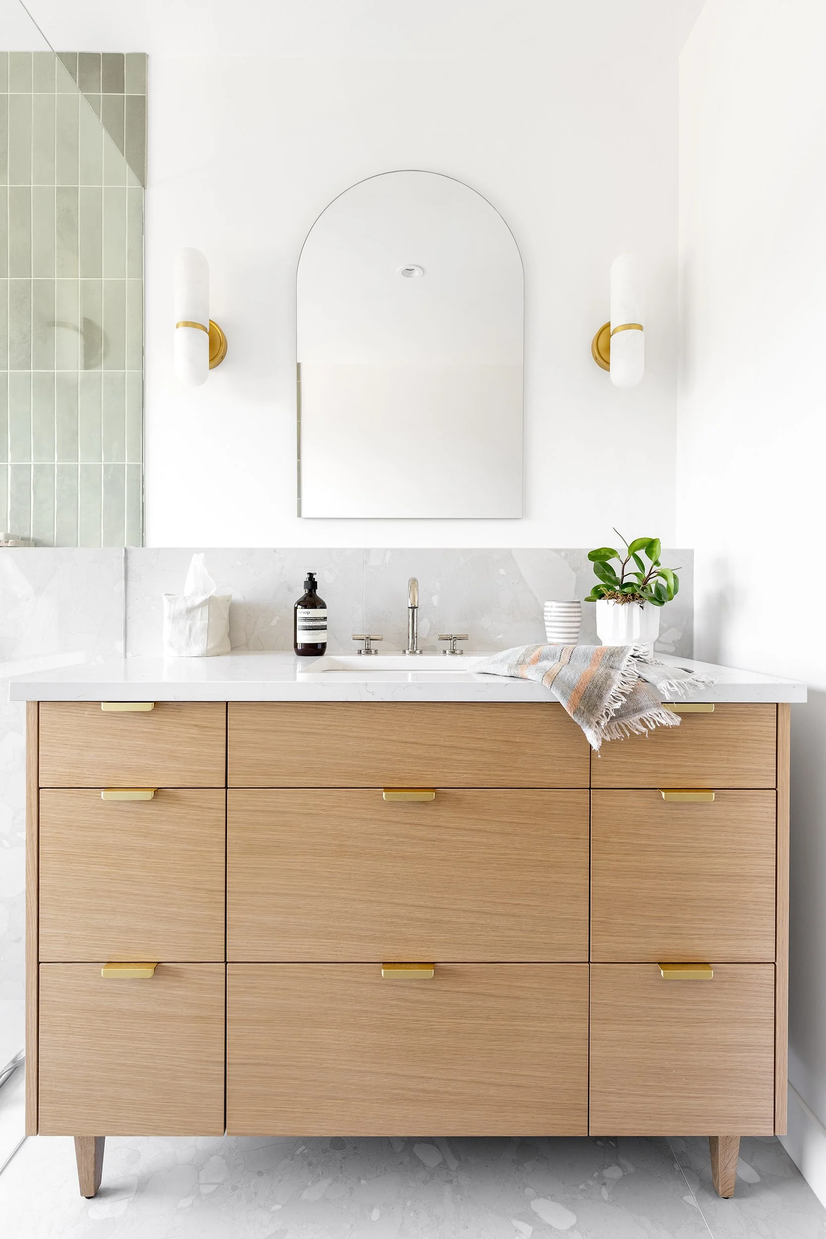 05 - Ensuite Vanity.jpg