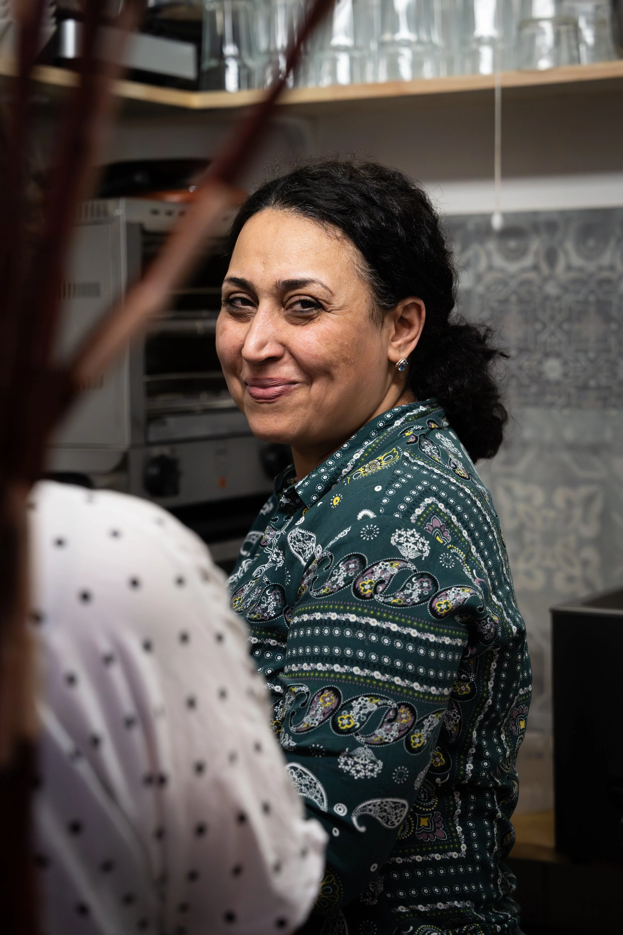 Portrait de Nawar Abazid, cheffe syrienne du restaurant Nafas à Lyon dans le cadre du Refugee Food Festival 2024, photo par Justine Nerini