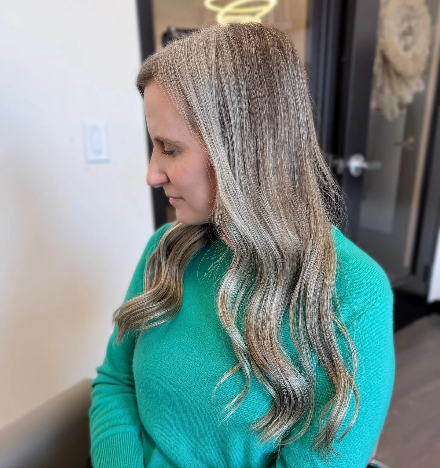 Let&rsquo;s talk GRAY 🩶🤍 (swipe for before 🤯🤩)

This guest has the prettiest gray color naturally, and the lack of maintenance for her while embracing it has been so amazing! Our goals were to add length and a little bit of fullness (but still ma