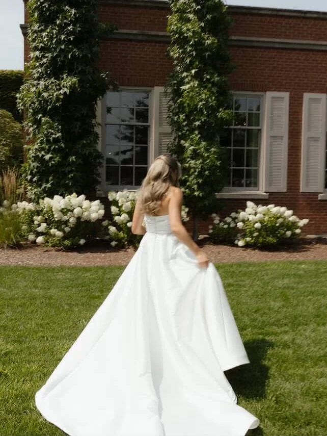 A moment for our gorgeous August Bride 🤍

Hair by @hair_by_caitlin_