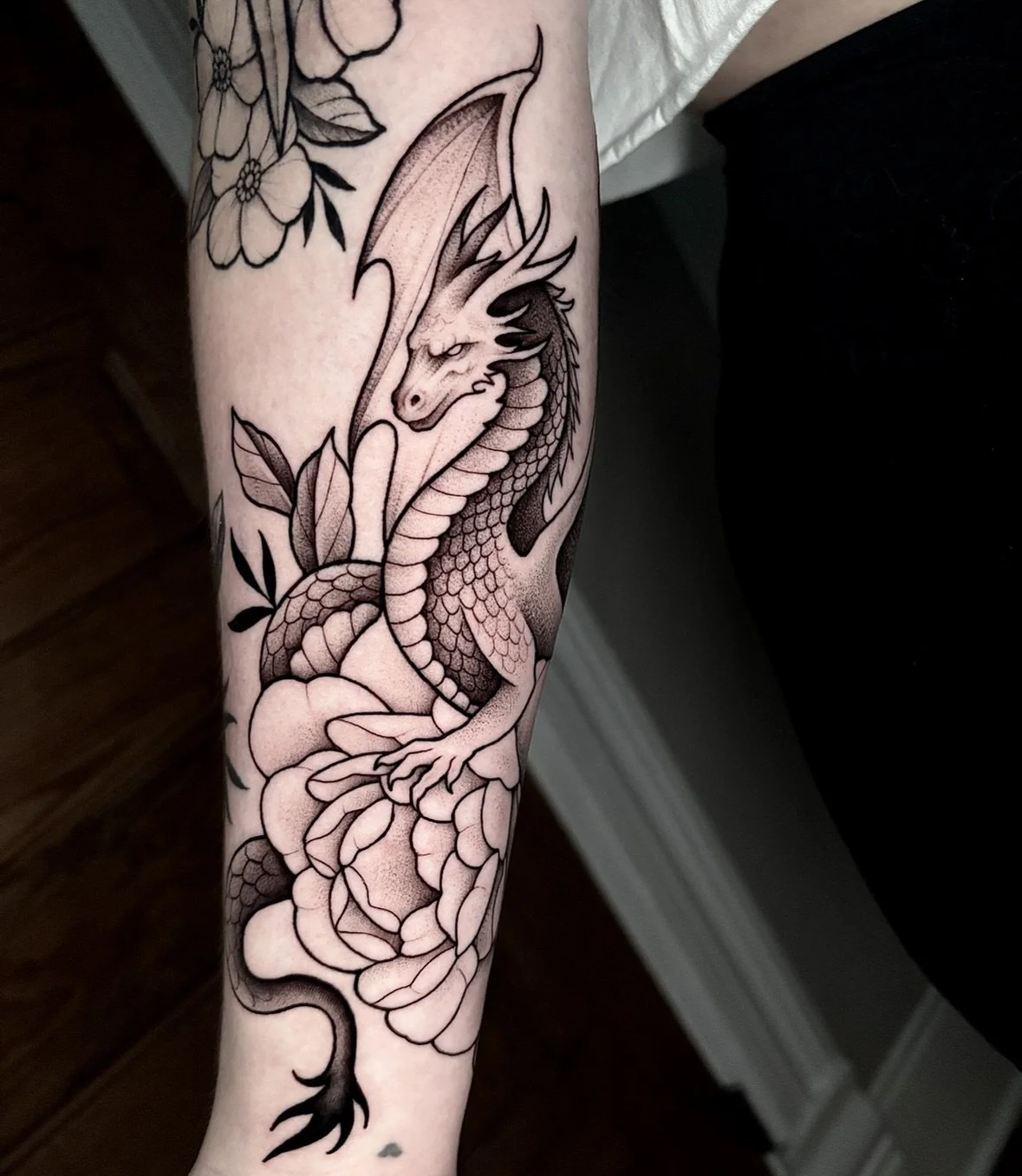 Added a dragon to Sabrina&rsquo;s sleeve in progress! 🤍✨thanks @abrin0say !
Done @9lives.tattoo