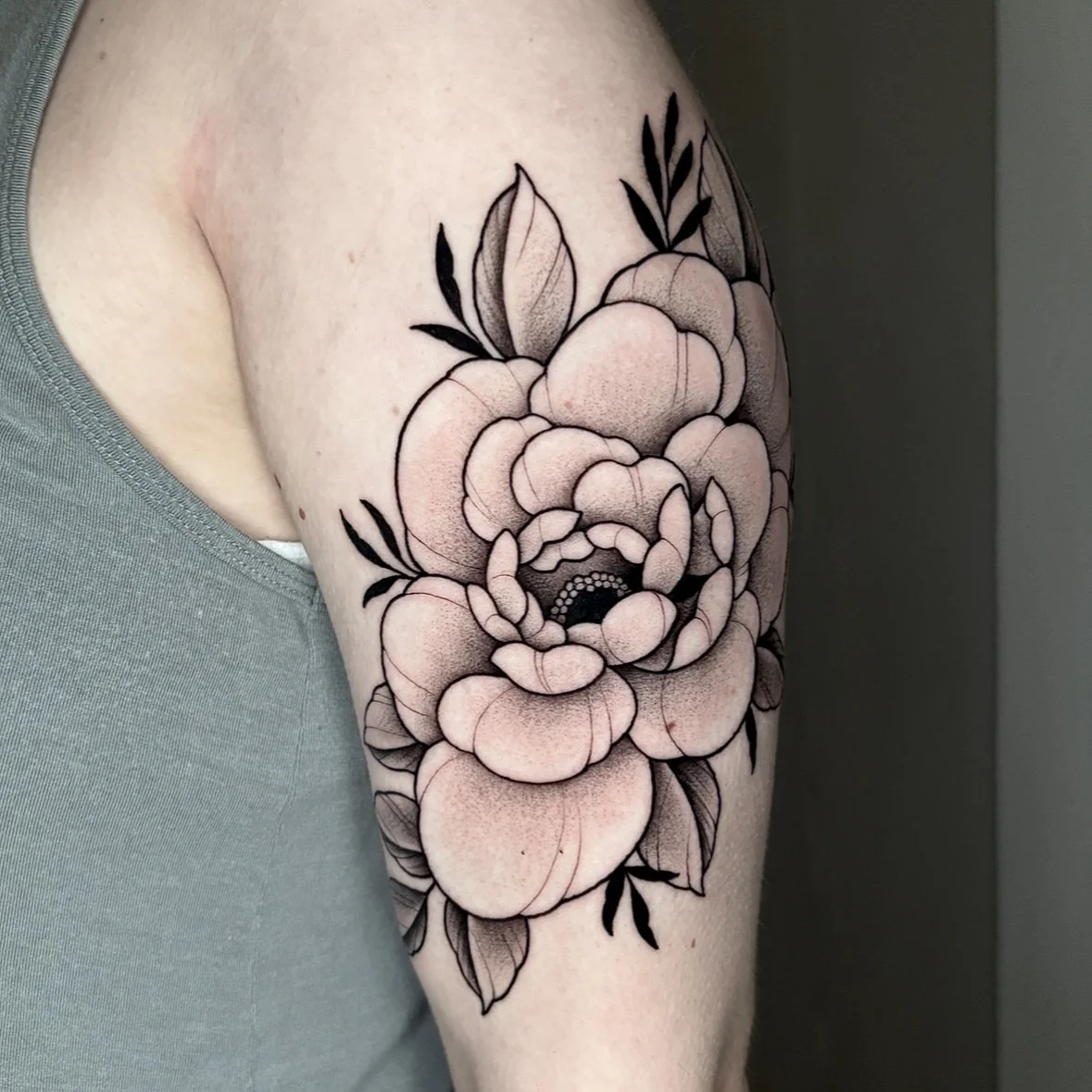 Flower accent for Dara 🤍🌿
Done @9lives.tattoo