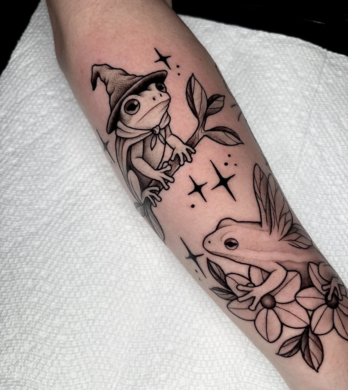 Magical frogs for Jaiden 🪄🧚✨
Done @9lives.tattoo