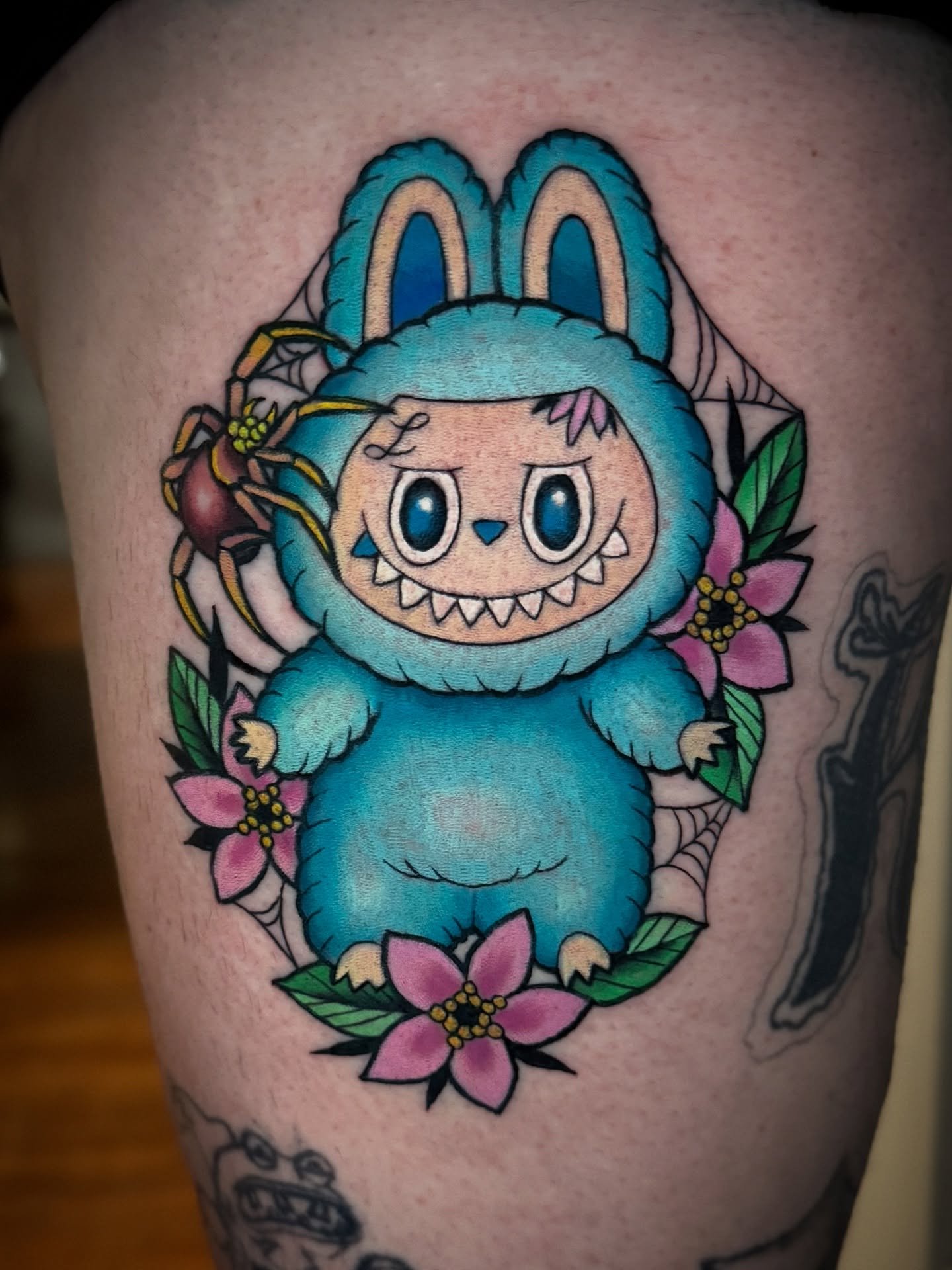 Finally got to tattoo this Labubu flash🕸️🖤
@marissa_x_maniac won my spooky giveaway, thanks again for picking this one, It was fun hanging with you!

#tattoo #tattoos #tattooed #tattooing #tattoostyle #tattooartwork #tattoosleeve #labubu #labubutat