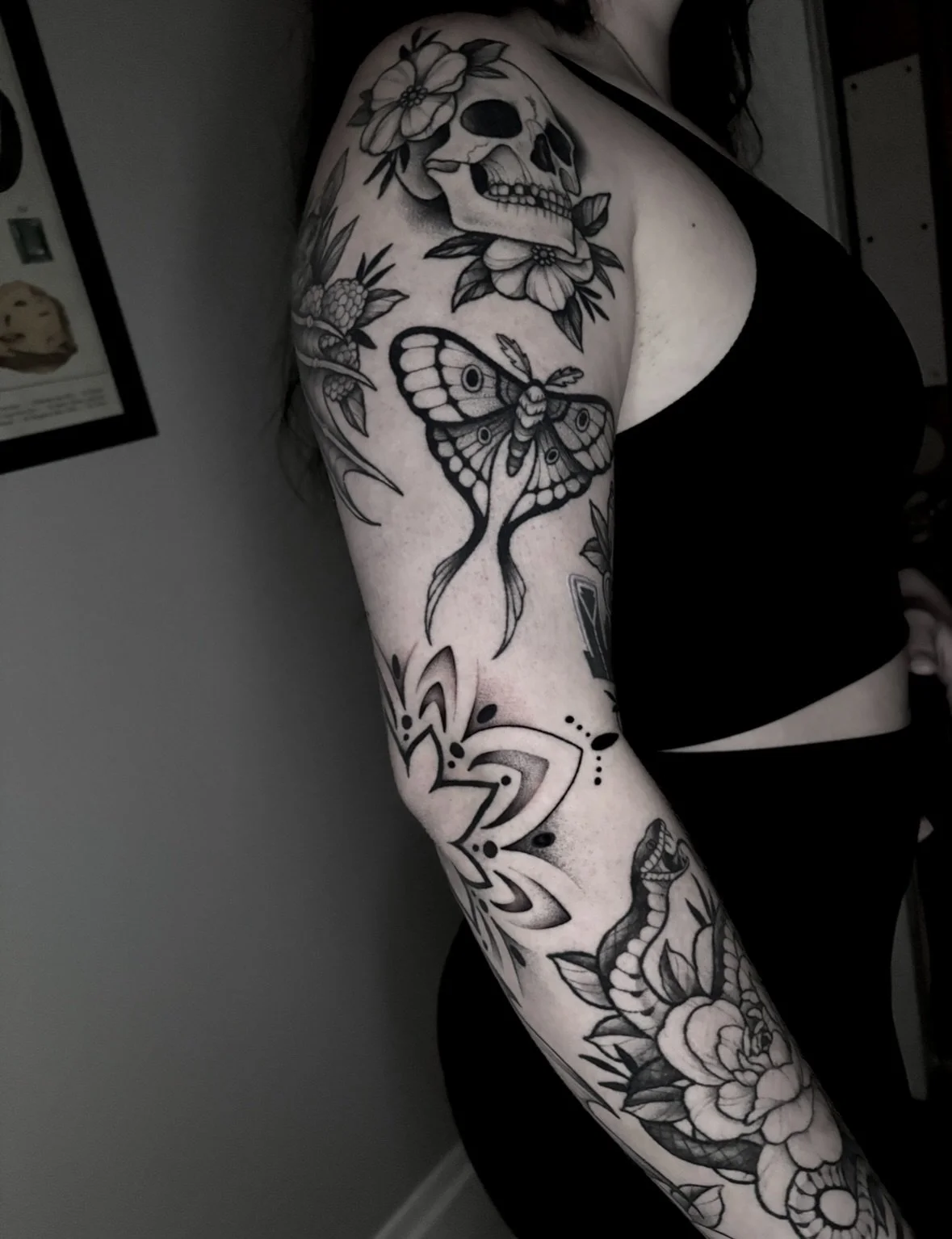 We&rsquo;ve been working on this project for a while, Sabrina&rsquo;s arm needed an updated spot on the feed🤍💀🌿
Done @9lives.tattoo