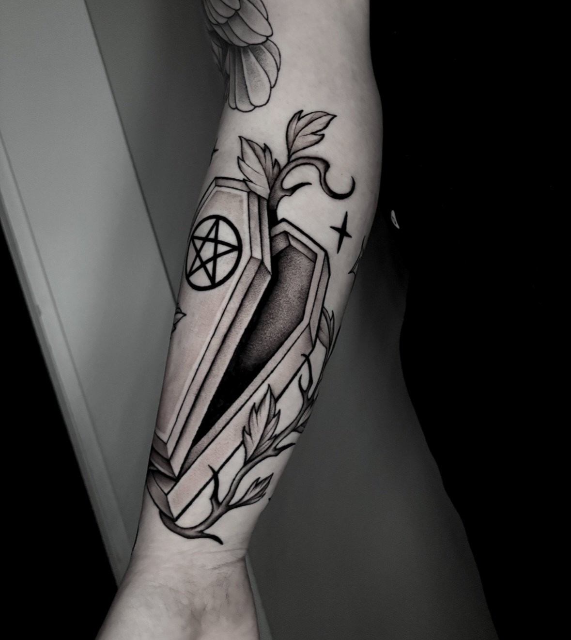 Having so much fun working on this piece for Caitlyn, had to post the in-progress pics 🖤 can&rsquo;t wait to finish!!
Done @9lives.tattoo