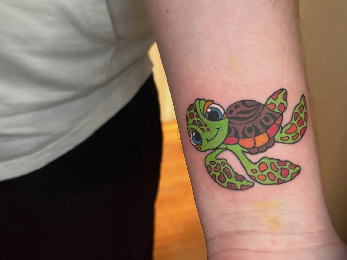 Another ocean themed tattoo for Nic 🏝️☀️ DM me if you&rsquo;re interested in getting tattooed 🌈

@9lives.tattoo 

#charlottetattooartist #femaletattooartist #colortattoo #findingnemo #popculturetattoo