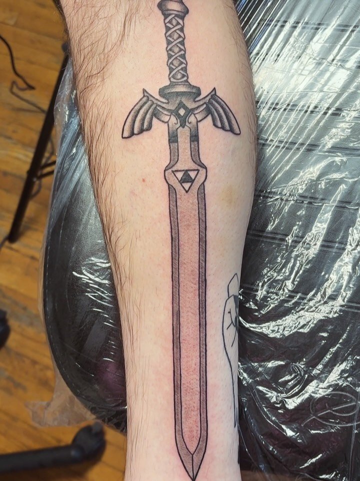 Master Sword 🖤🩶

@9lives.tattoo 

#charlottetattooartist #femaletattooartist #zeldatattoo #masterswordtattoo
