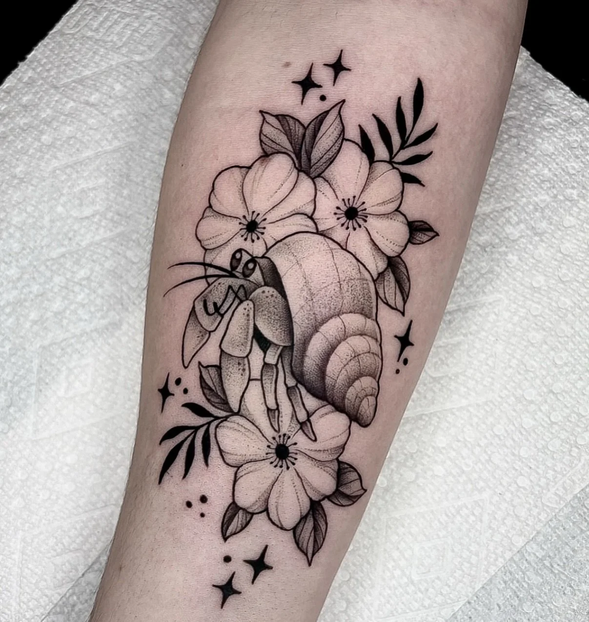 Hermit vibes ✨
By @tattoosbysavannah

#tattoo #tattooed #tattooshop #tattooart #tattooartist #hermitcrab #blackandgraytattoo #charlottenc #tattooist #tattooing #tattooinspiration #tattooidea #tattooinspo #tattooedwomen #tattooart #charlottetattooers 