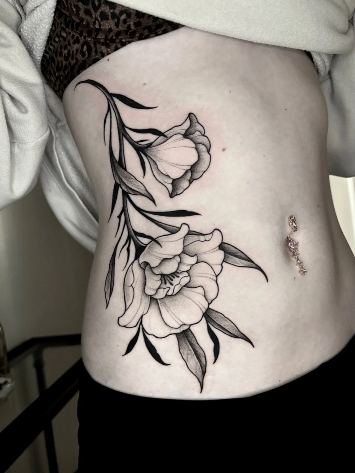 Tummy flowers, so cool and fun 🤍
Done @9lives.tattoo