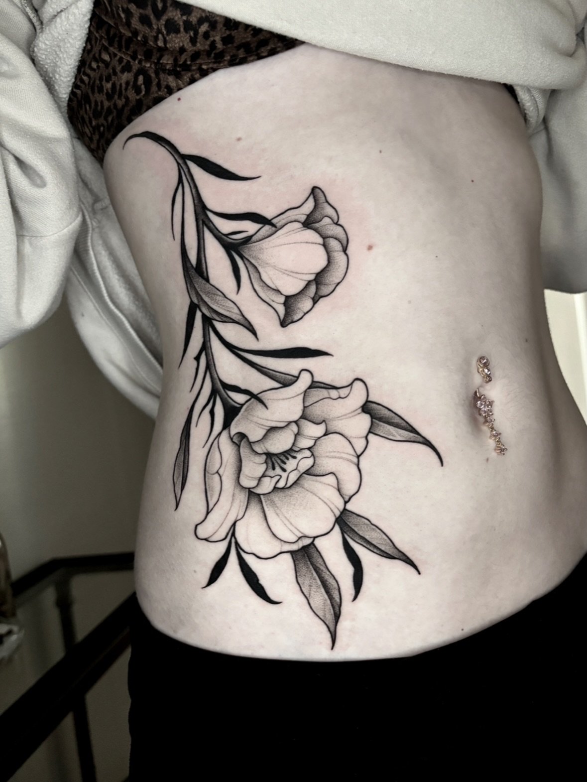 Tummy flowers, so cool and fun 🤍
Done @9lives.tattoo