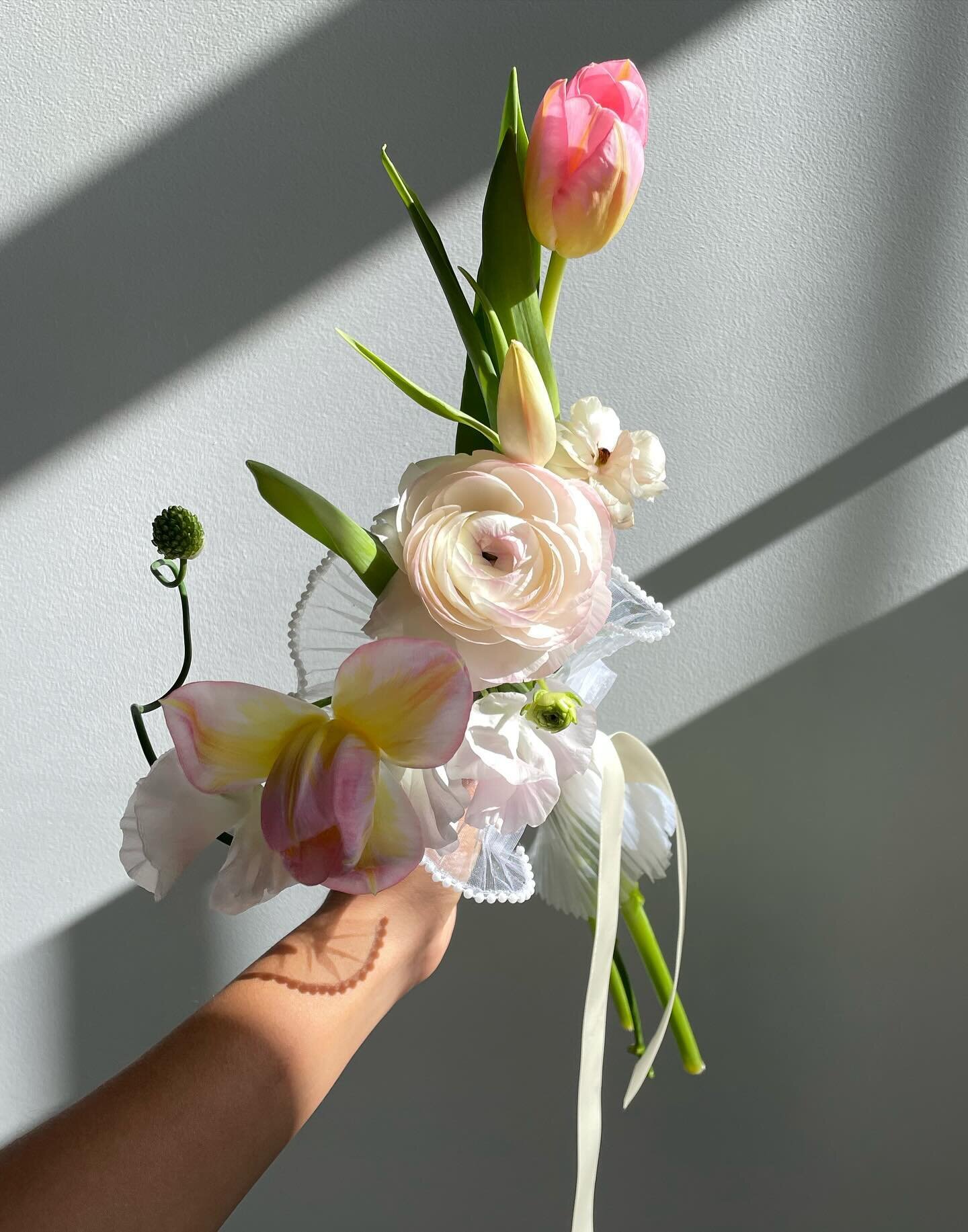 sweet &amp; feminine bouquet of my dreams in my favorite frilly wrap 👼🏻🤍