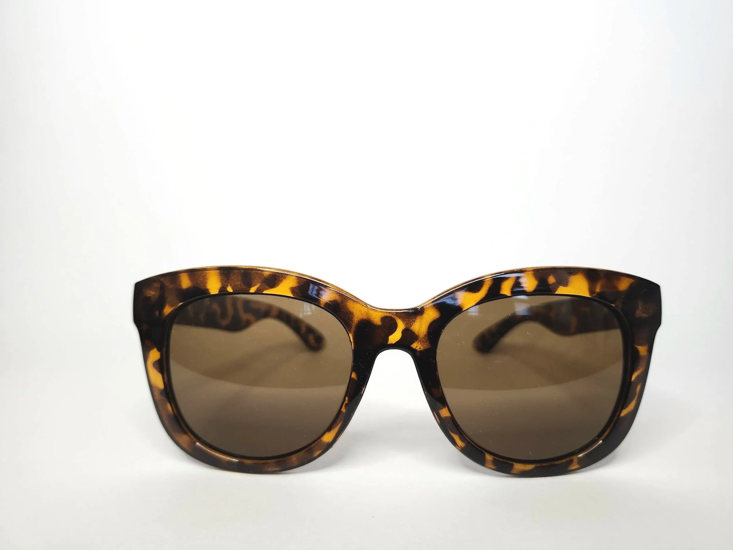 Holly Golightly, Tortoise Shell, oversized sunglasses, cat eye, breakfast at tiffany's, little black dress, socialite, cult specs