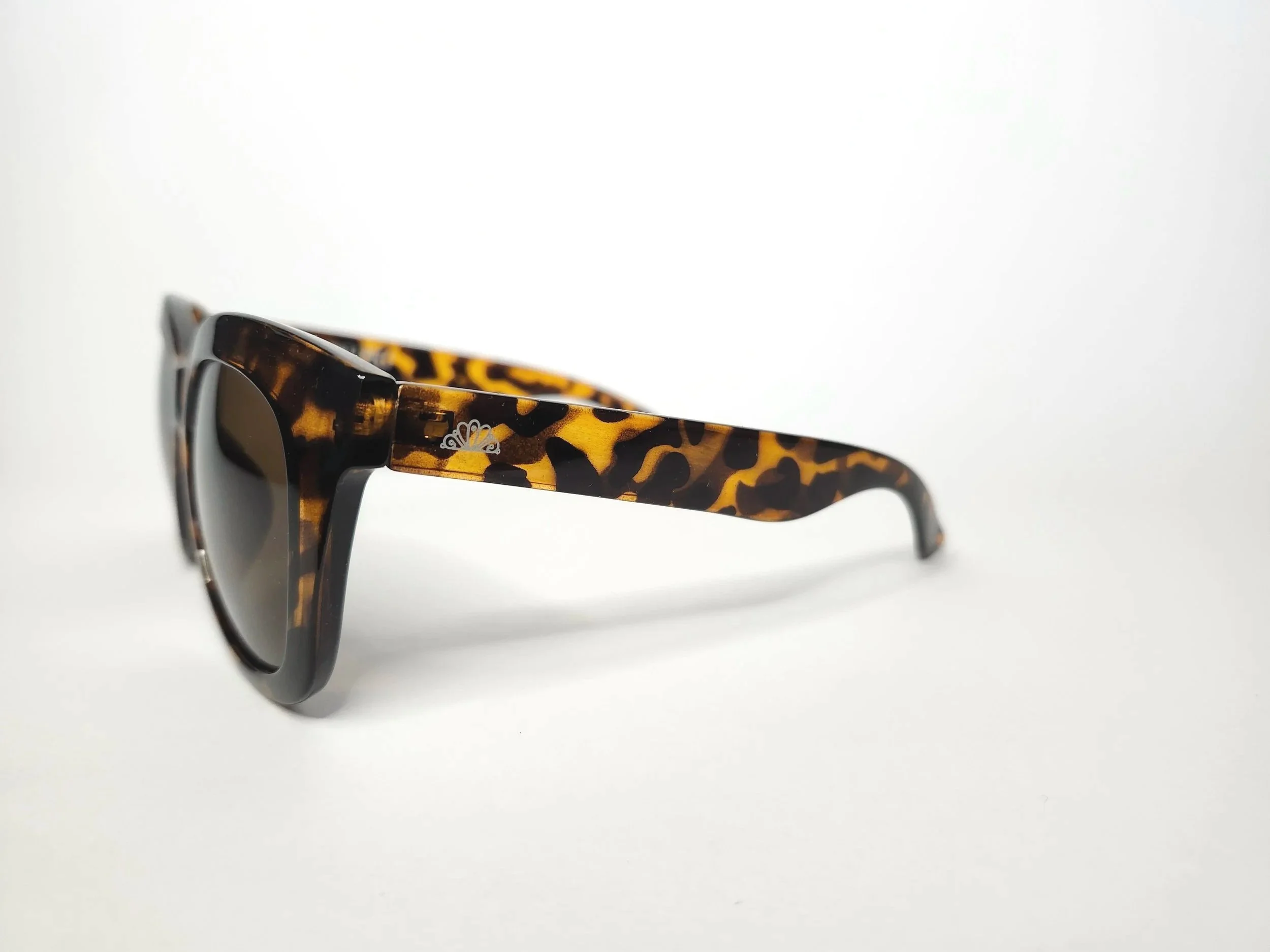 Holly Golightly, Tortoise Shell, oversized sunglasses, cat eye, breakfast at tiffany's, little black dress, socialite, cult specs