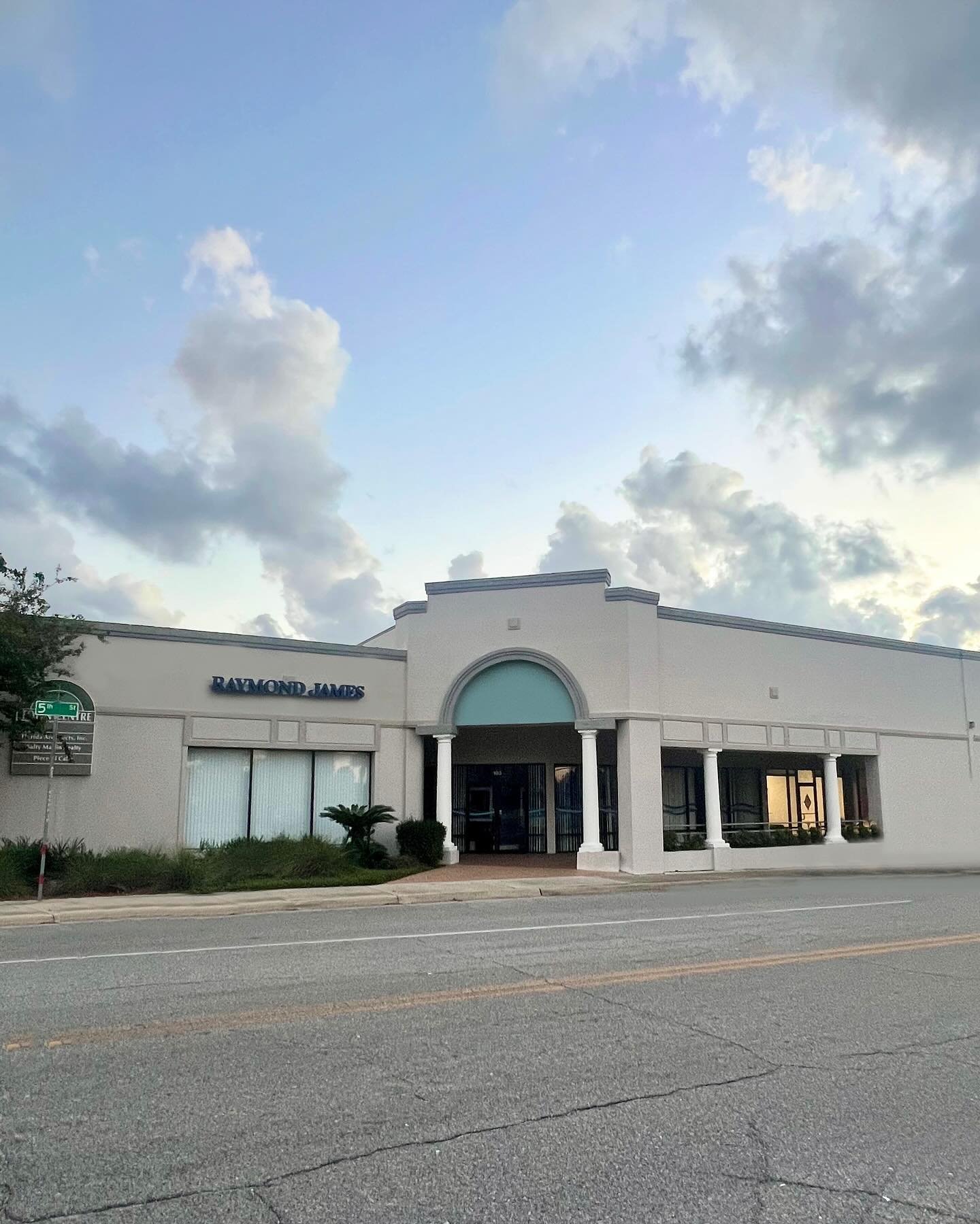 Our brand NEW Downtown Studio location opens tomorrow!  All Downtown Reformer classes will be held here beginning tomorrow, Monday October 7th! 

Located at 107 W 5th St. in Town Centre. Enter through the white column awning as pictured and we are su