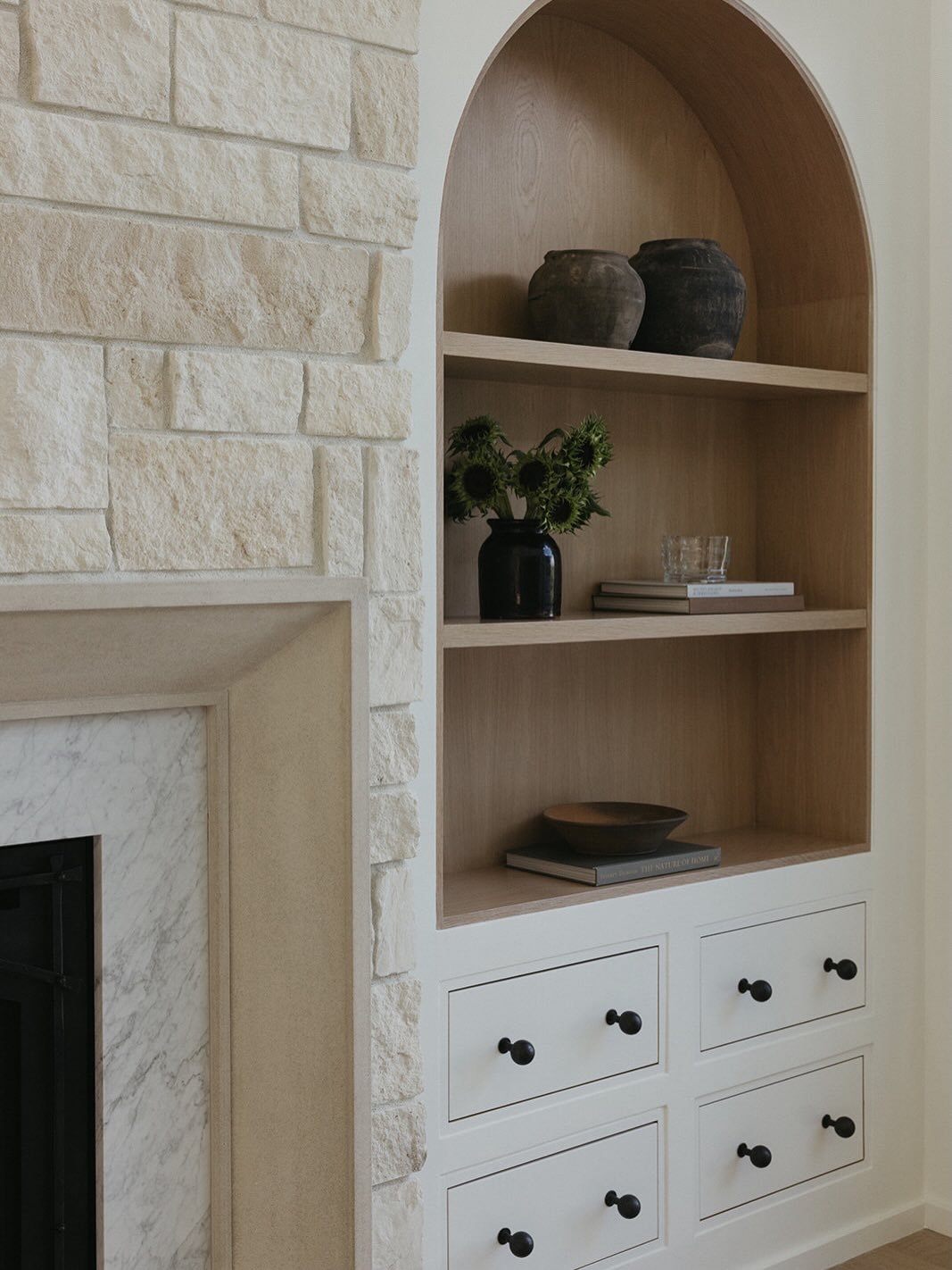 Details that make our Modern Oaks project live up to its name. Natural materials ground the space throughout the house, giving it a level of modern sophistication, yet timelessness.

Design @eradesignhouse 
Photography @laurenkonradphoto 
Build @kand