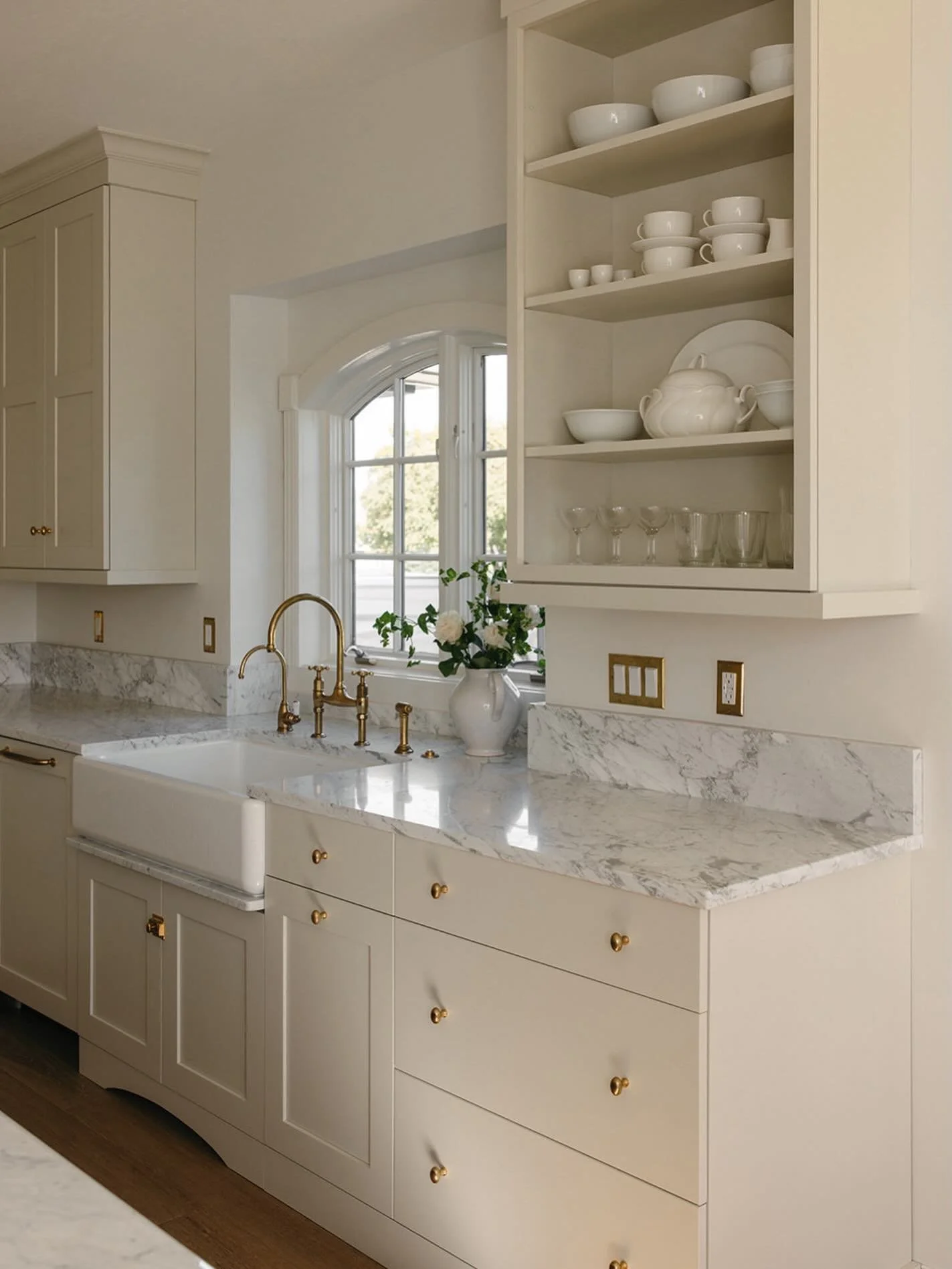 Walking into a clean kitchen in June is like letting out a sigh of relief.

Design @eradesignhouse 
Photography @laurenkonradphoto