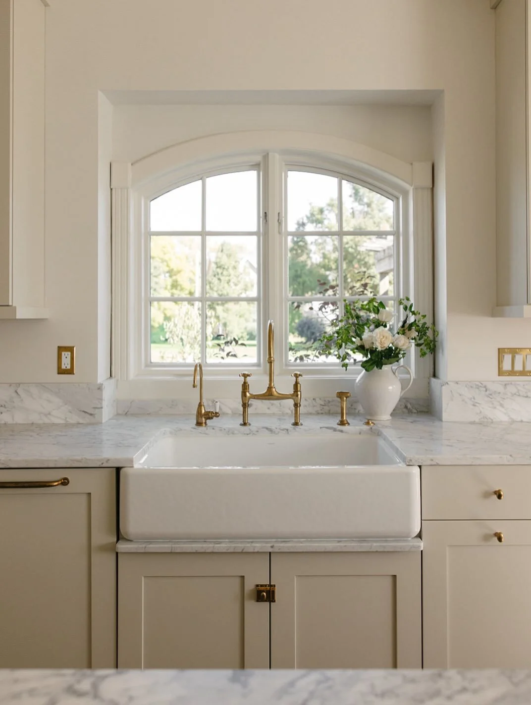 Thoughtfully framing the view, one of our favorite details in this darling kitchen.

Design @eradesignhouse 
Photography @laurenkonradphoto
