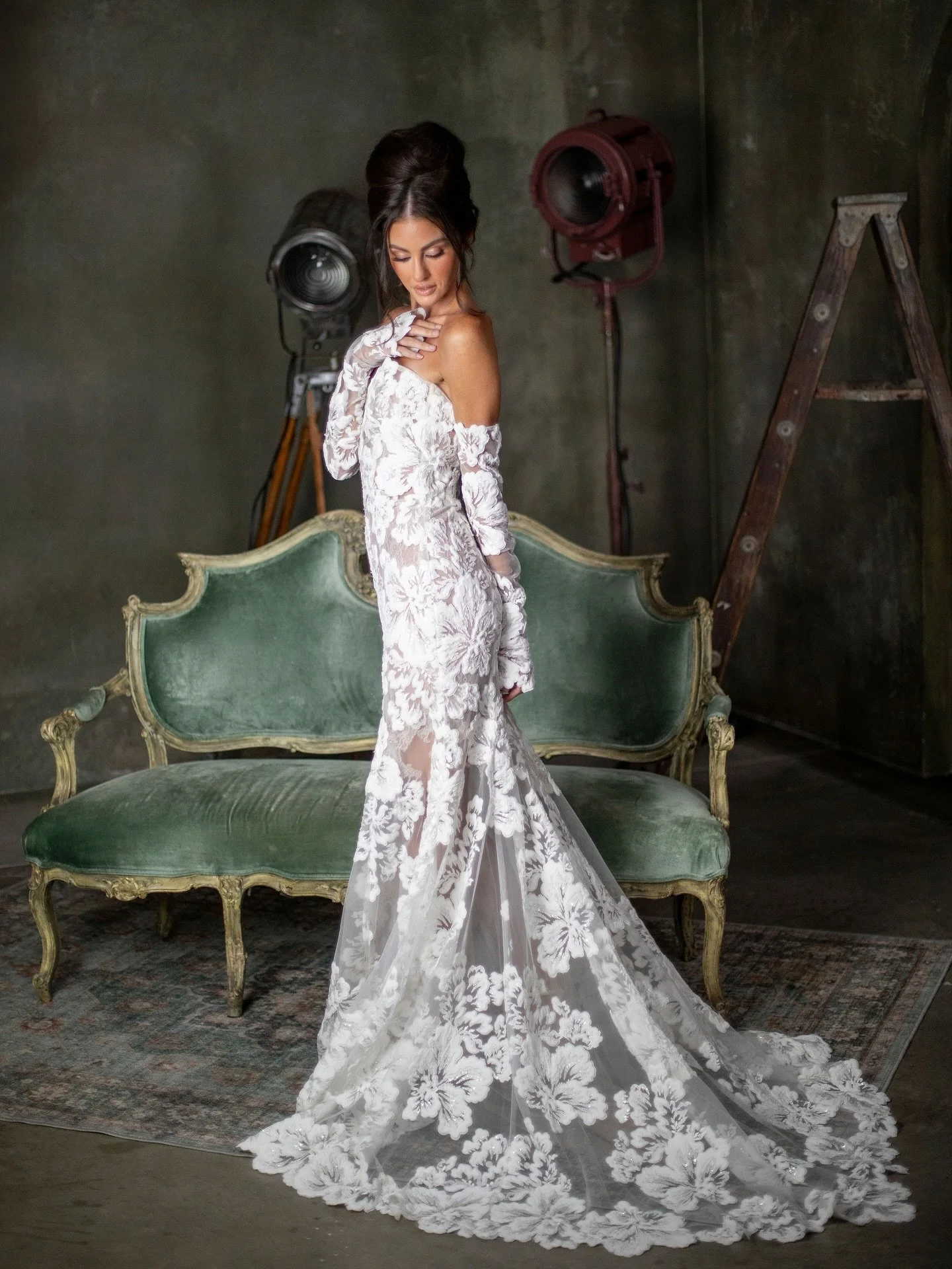 A sultry editorial that emulates all things bridal couture and glam. Antique manuscripts from Paris, gold and pearl accents and textile interiors: does it get better?

Photography &amp; Design: @atelierholmes
Makeup: @gladicemua
Hair: @glambyrafi
Flo