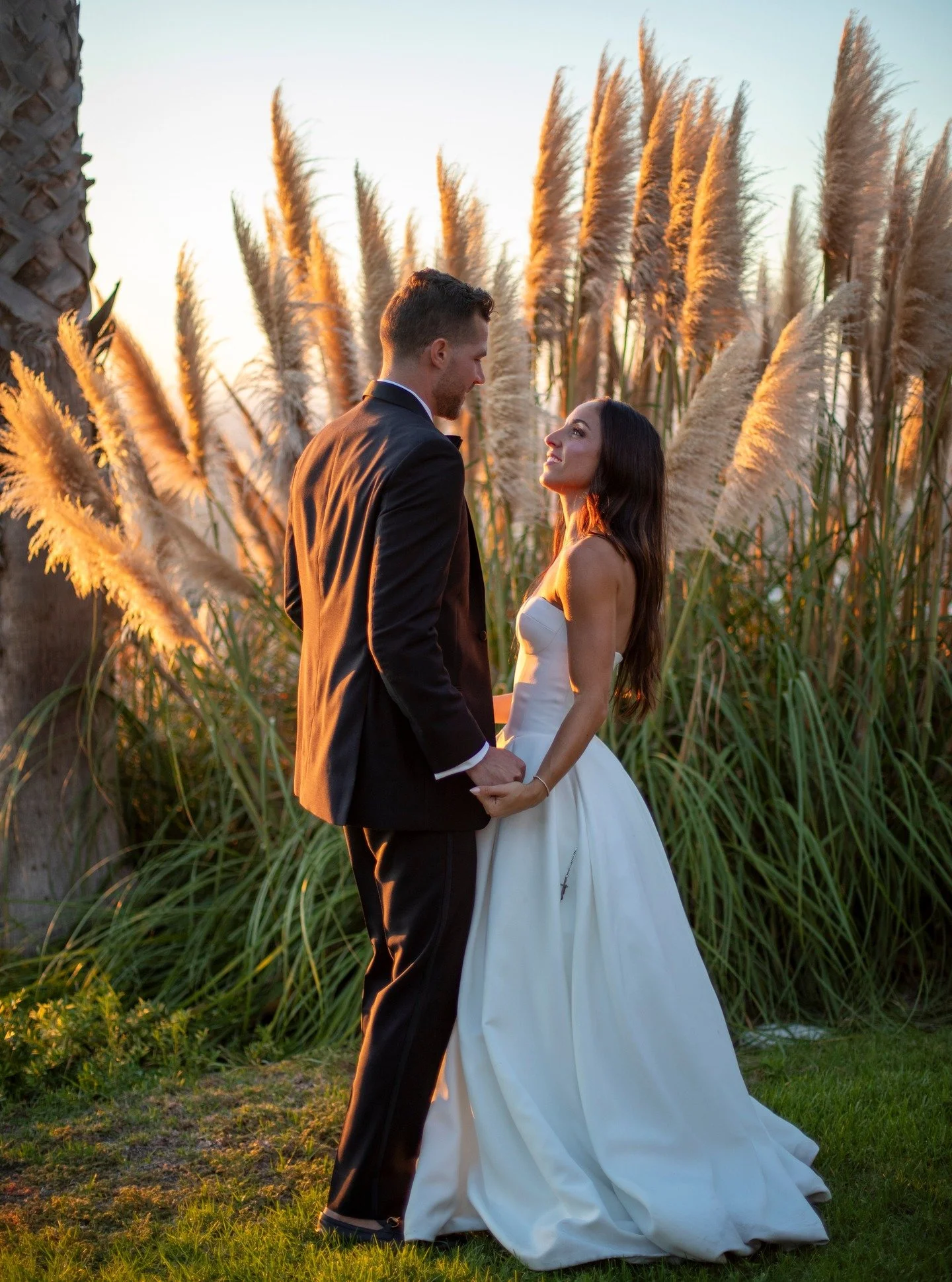 Golden hour romantics, swooning~

Second photographer for @hayleighmckayphotos!!

💌

All inquiries can be made through at www.atelierholmes.com

🌏

Photography Service Locations
Manhattan New York, Southern California: Los Angeles > Ventura Coun