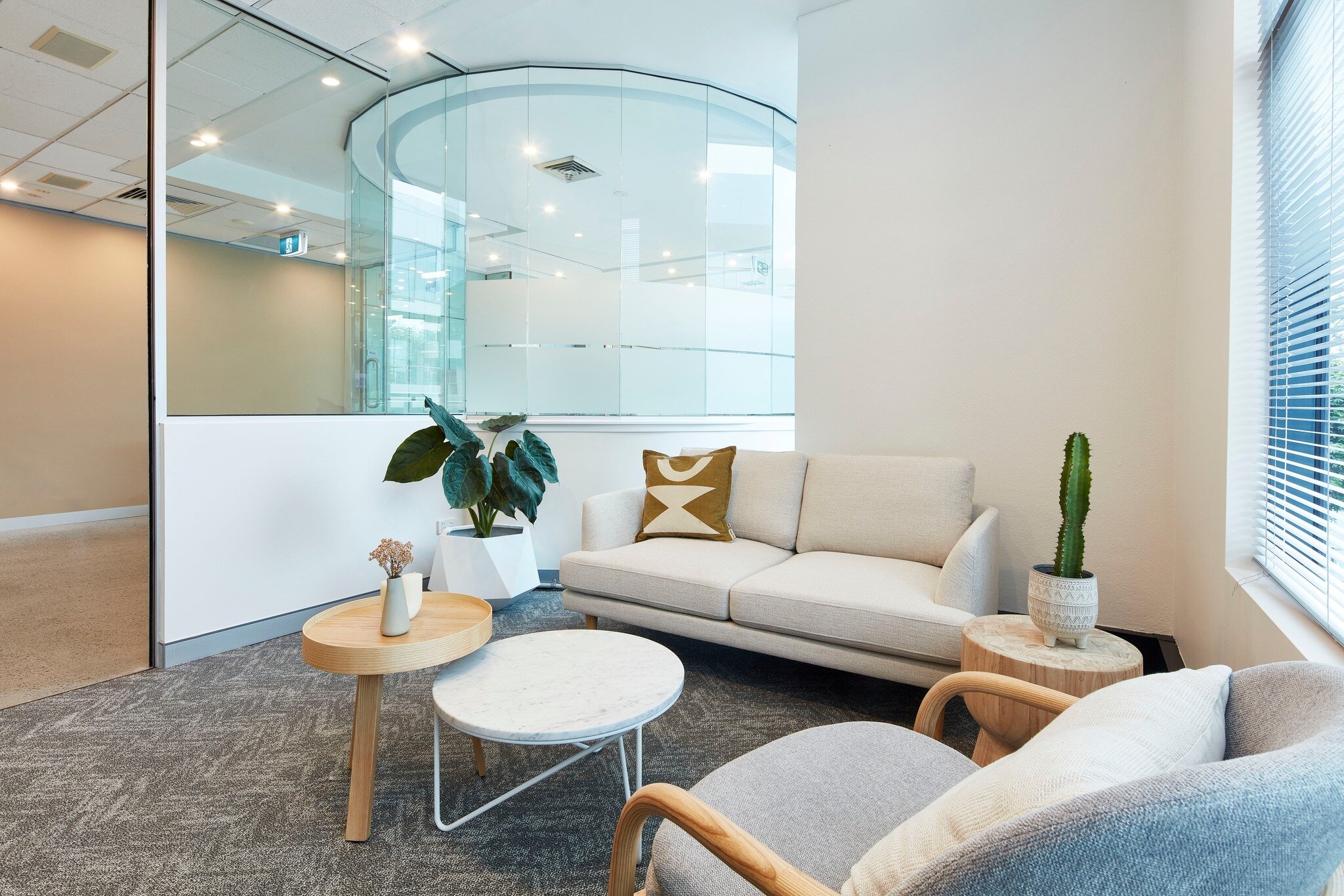 Inspired by natural light, connection, transparency and warmth. Loved working alongside @palmprojectsau redesigning the new @star1045 office space - couldn't be prouder of the result!

#donnamarieinteriors #interiordesign #styling #design #interiors 