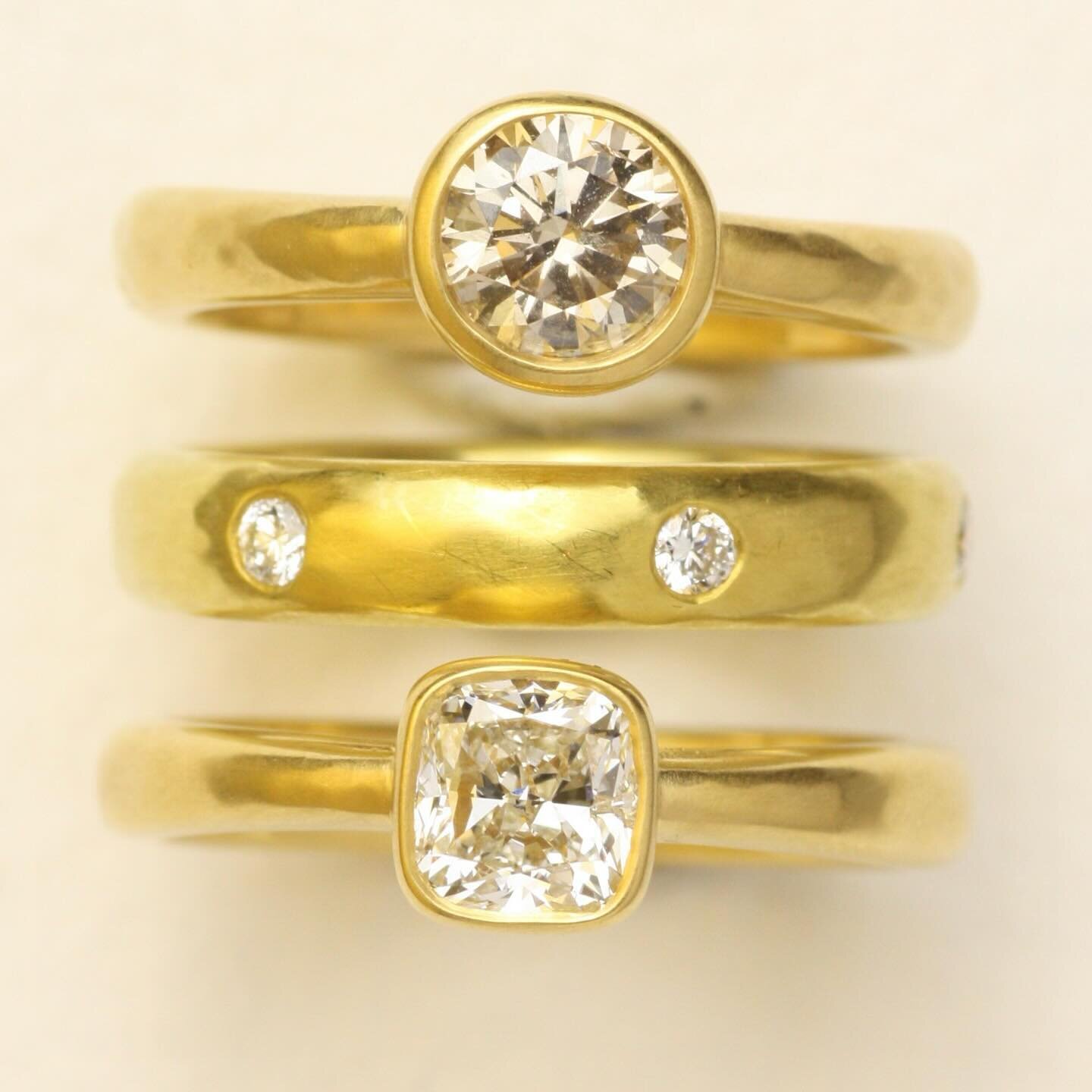 Which solitaire engagement ring would you pair with our California &ldquo;City of Six&rdquo; gold wedding band?

#engagementring #uniqueengagementring #customengagementring #browndiamond #champagnediamond #roundsolitaire #roundbrilliant #solitaireeng