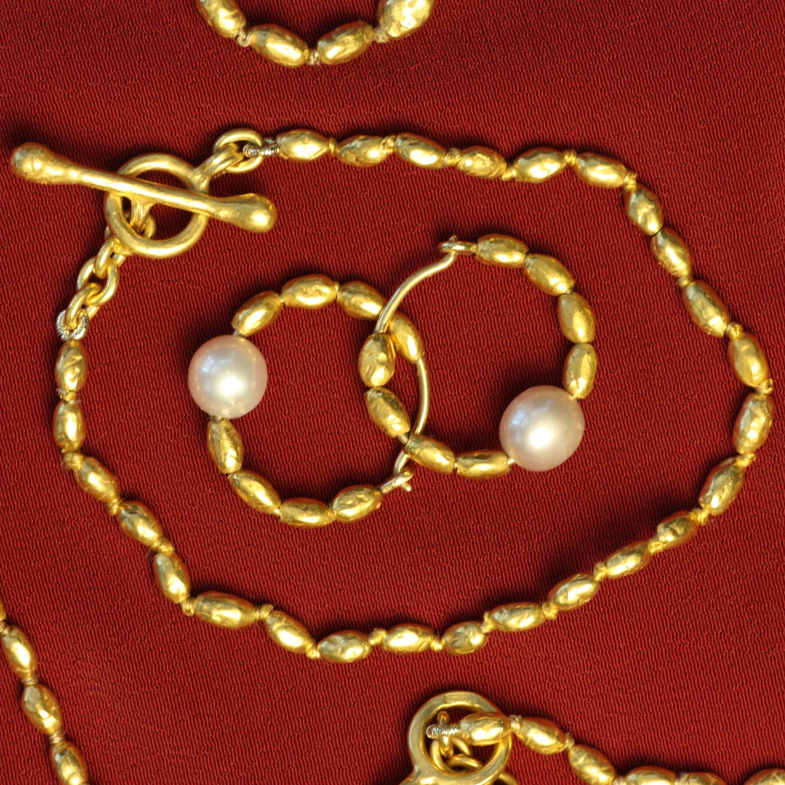 Bringing back matching sets: we love the eclectic look of mixed metals and styles&hellip;but our nugget collection of bracelet, necklace and earrings reminds us of the beauty and simplicity of a classic coordinated set. Hand-strung 22k gold nuggets o