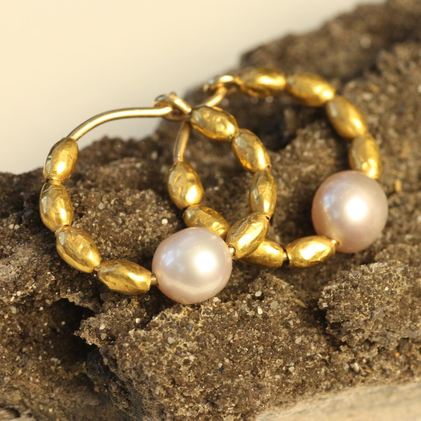 A closer look at our gold nugget &amp; freshwater pearl hoop earrings. Made in Venice, California.

#nuggetjewelry #goldnuggetjewelry #hoopearrings #pearlearrings #pearlhoopearrings #pearljewelry #nuggetearrings #weddingjewelry #matchingjewelryset #c