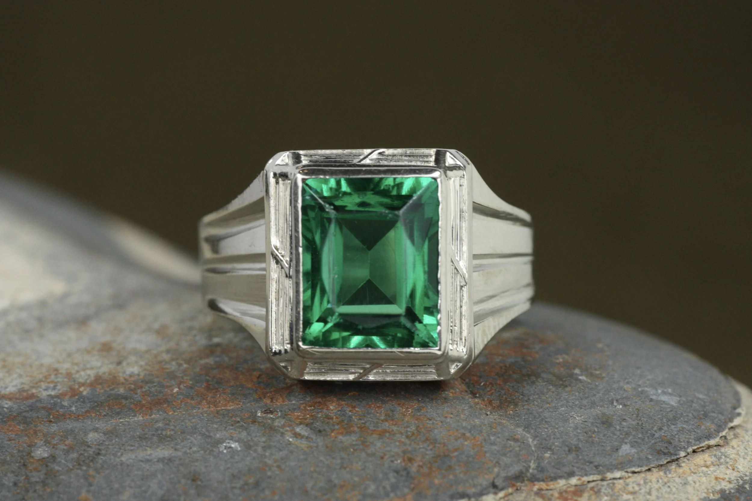 1930s Art Deco Ring with Green Glass