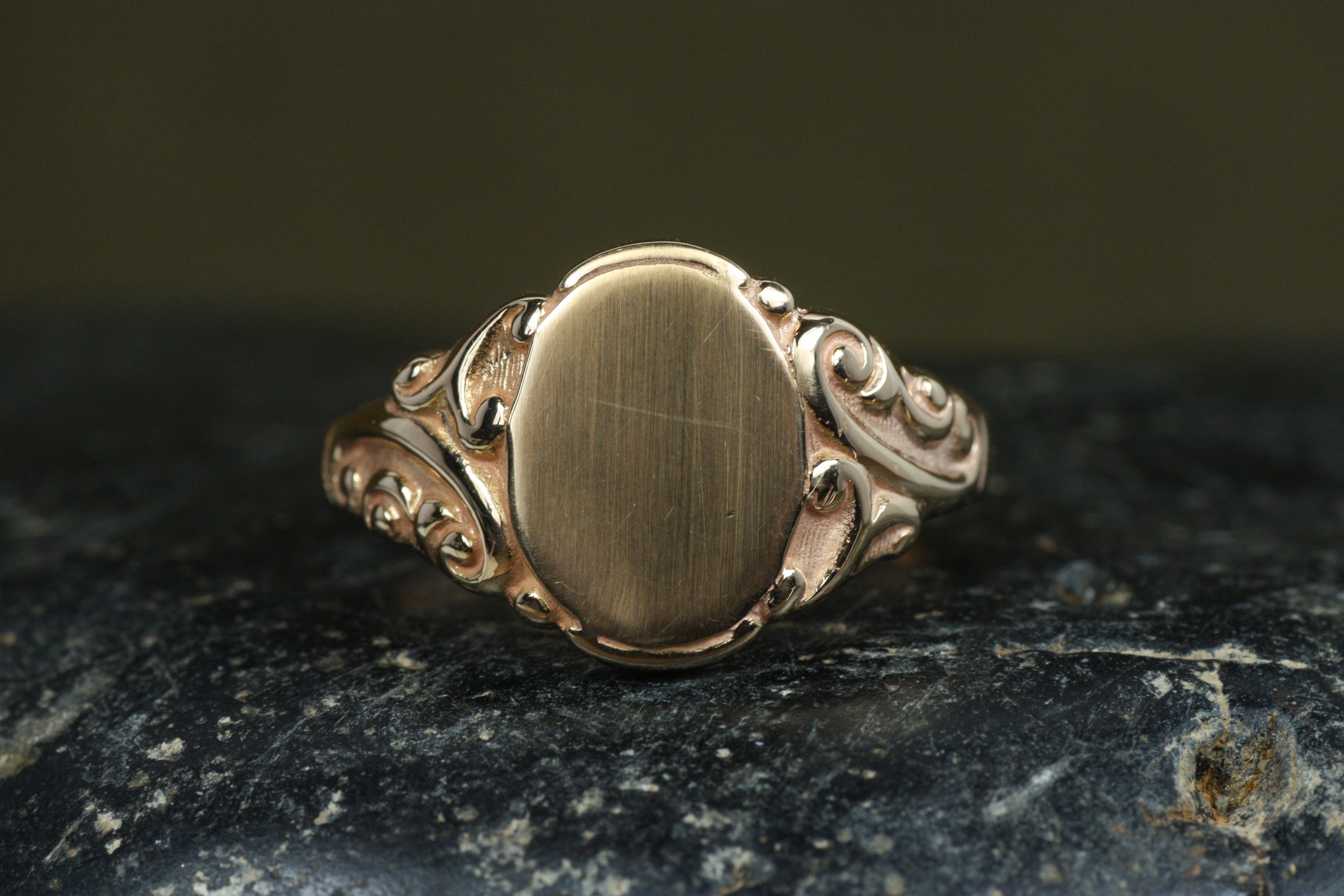 Sculpted Oval Signet Ring – 18K Rose Gold