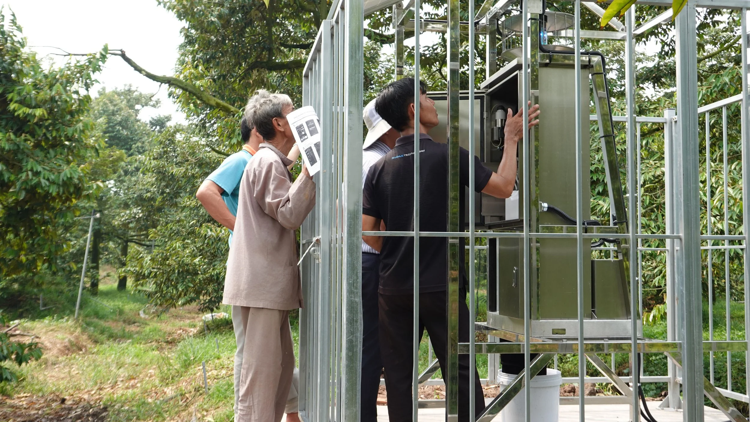 Showing participants how the RYNAN InSentinel works