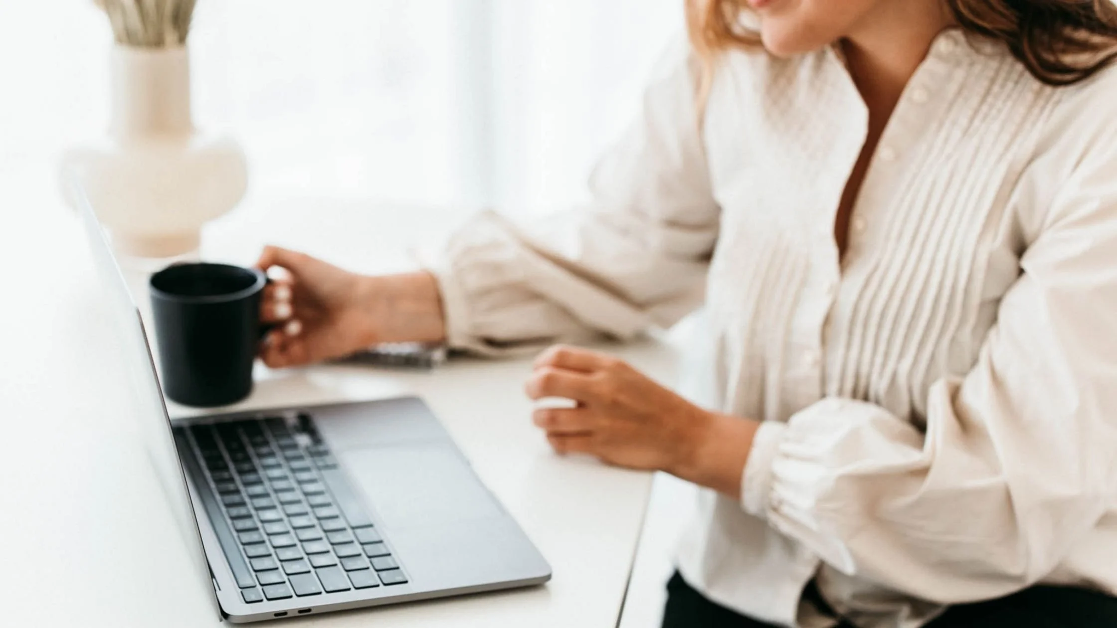 SEO-asiantuntija tietokoneen ääressä tekemässä nettisivujen suunnittelua