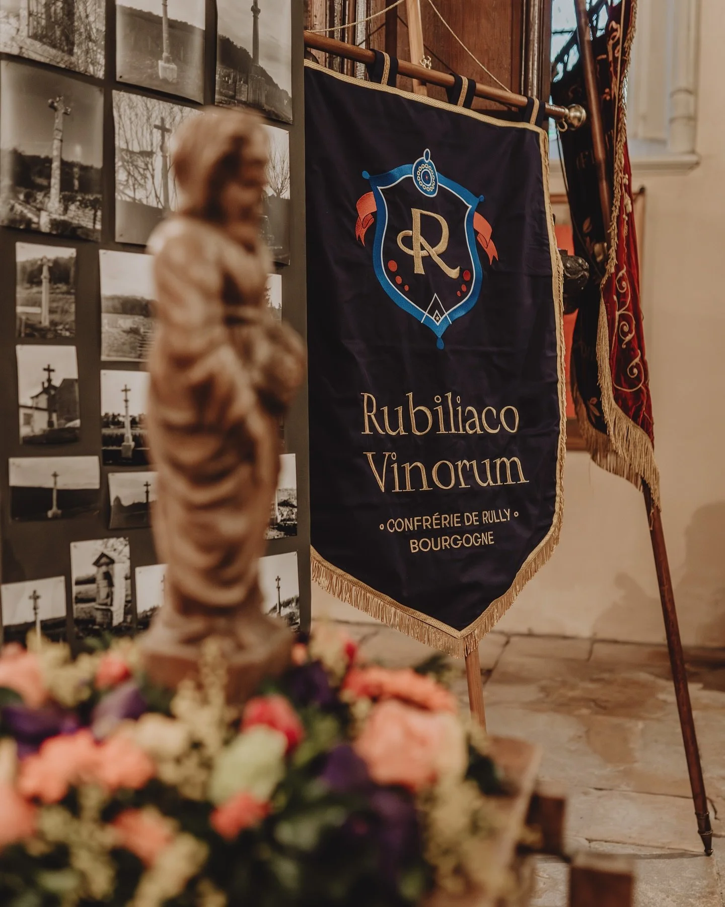 ✺ RUBILIACO VINORUM 🍷
Retours en images sur l&rsquo;identit&eacute; visuelle cr&eacute;&eacute;e pour la confr&eacute;rie des vins de Rully, Rubiliaco vinorum. Un projet qui marie embl&egrave;mes traditionnels viticoles et modernit&eacute;.

Ensembl