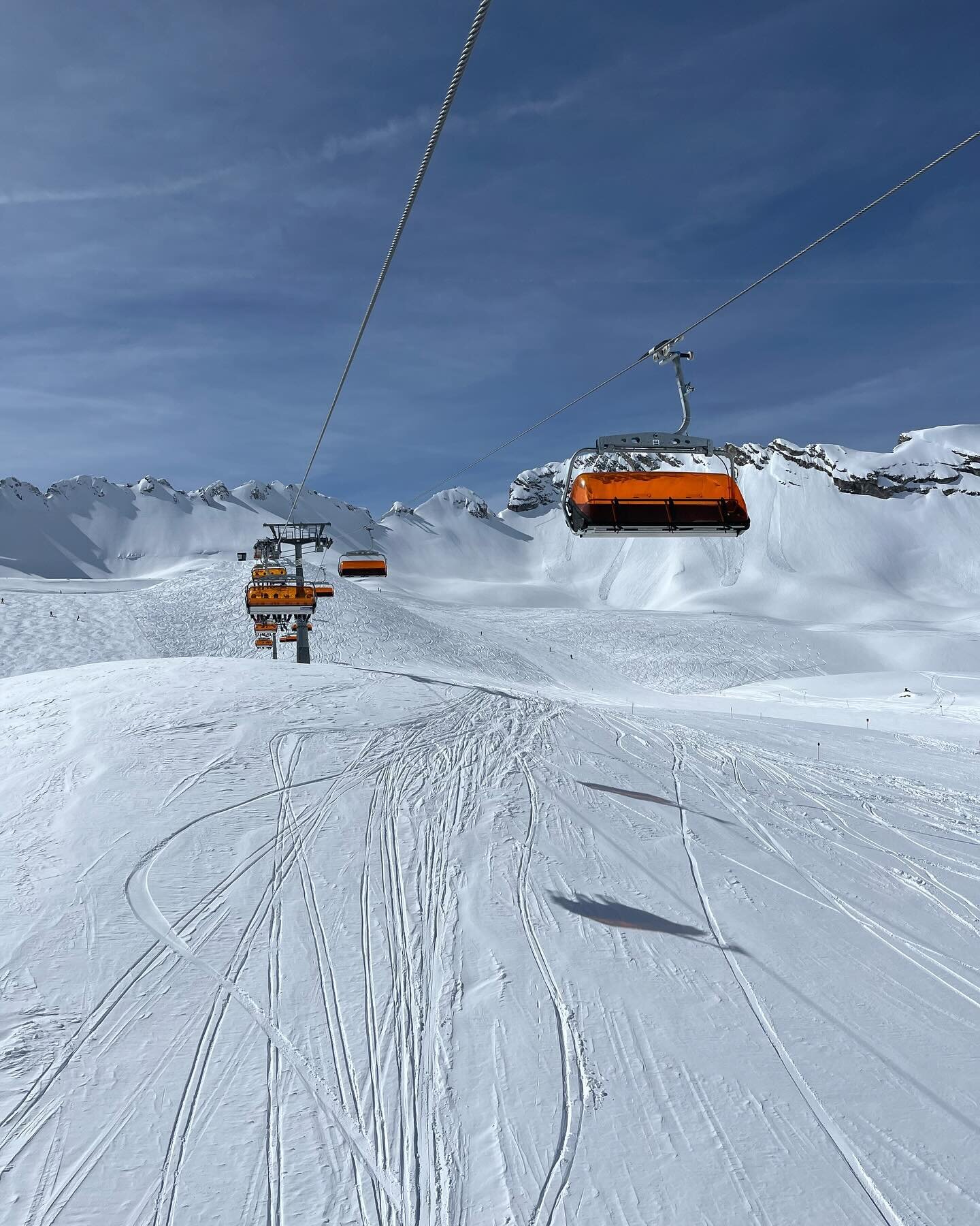 Beste Pistenbedingungen noch auf der Zugspitze 🚠 
.
.
#tirol #hotel #zugspitze #lermooser #berge #lovetirol #visittirol #skifahren #tirolerberge #mountains #mountainholidays #berge #visitaustria 
#abindieberge #urlaubin&ouml;sterreich