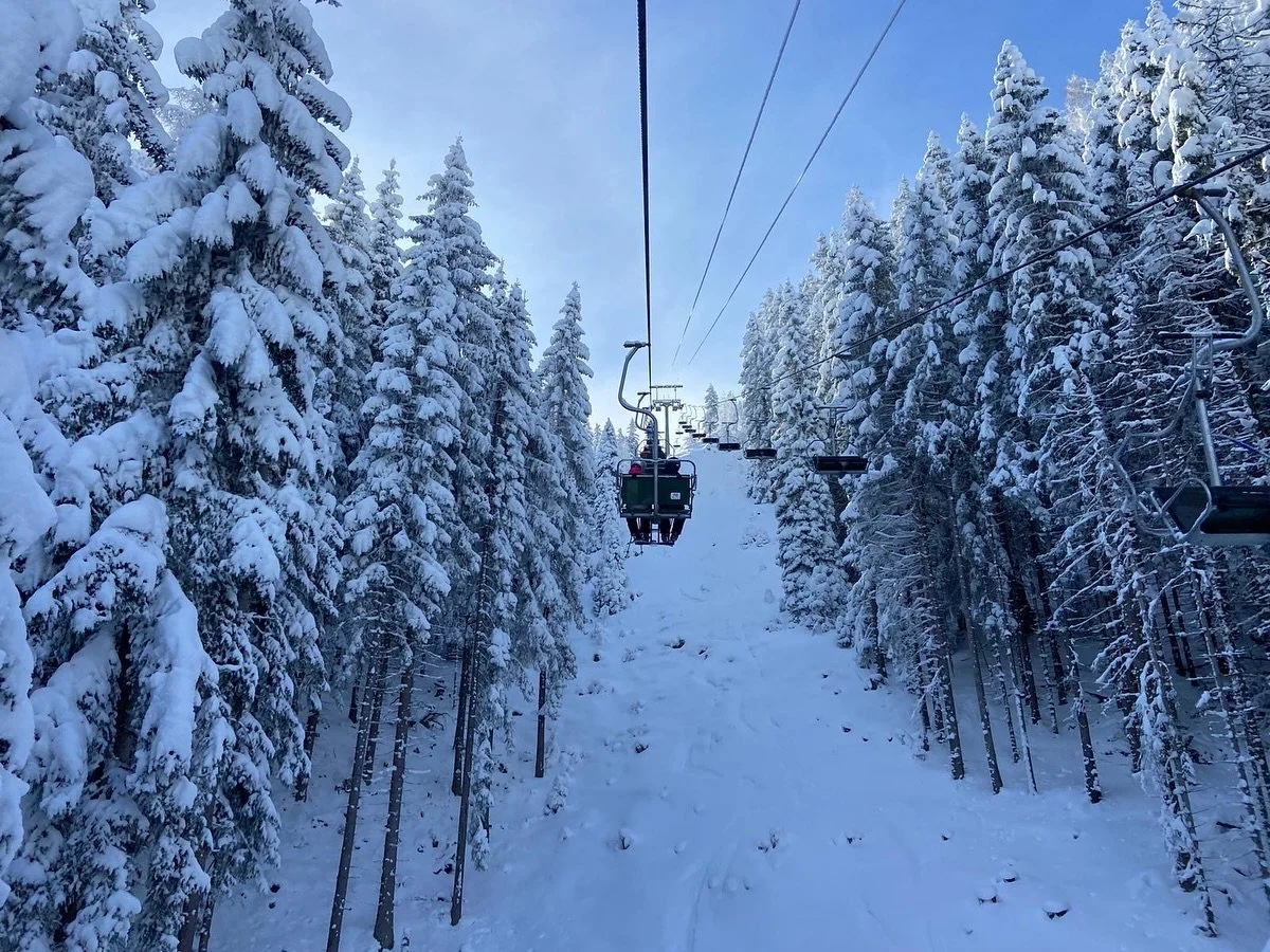 Wer kommt nochmal vorbei, bevor der Frühling übernimmt? Der Winter meldet sich nochmal zurück in Lermoos. Frische 50cm Neuschnee sind angekündigt – die perfekte Gelegenheit für einen spontanen Saisonabschluss in den Ber