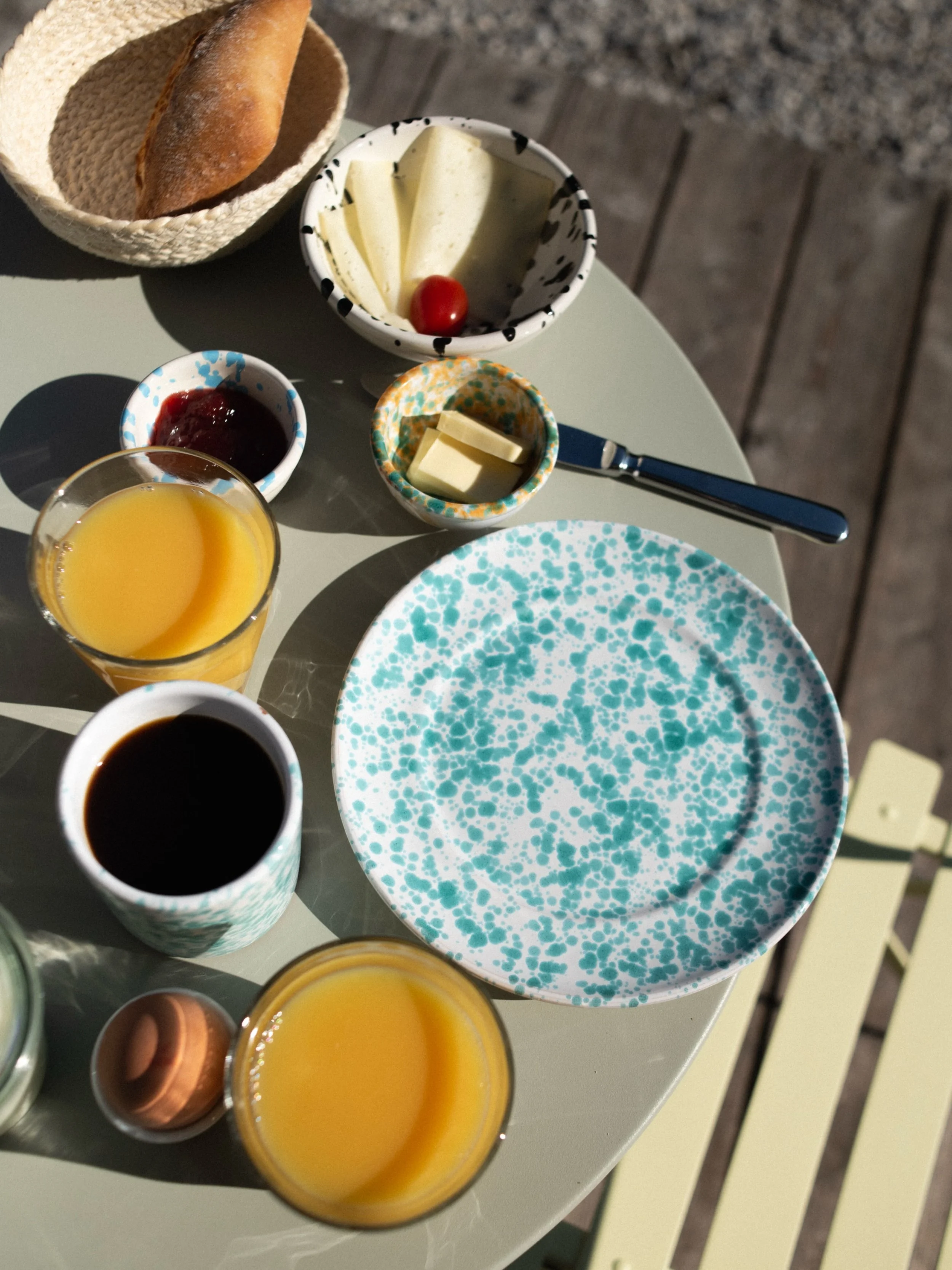 Durch die Augen unserer Gäste: 
Manchmal sind es nicht die großen Erlebnisse, sondern die kleinen Details, die in Erinnerung bleiben: ein Frühstück auf der Terrasse und die Berge im Hintergrund. 🥚

Photos @nati.riedel 
#lermoos 