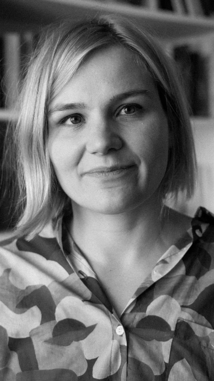 Portrait en noir et blanc d'une jeune femme avec des cheveux courts et un regard serein.
