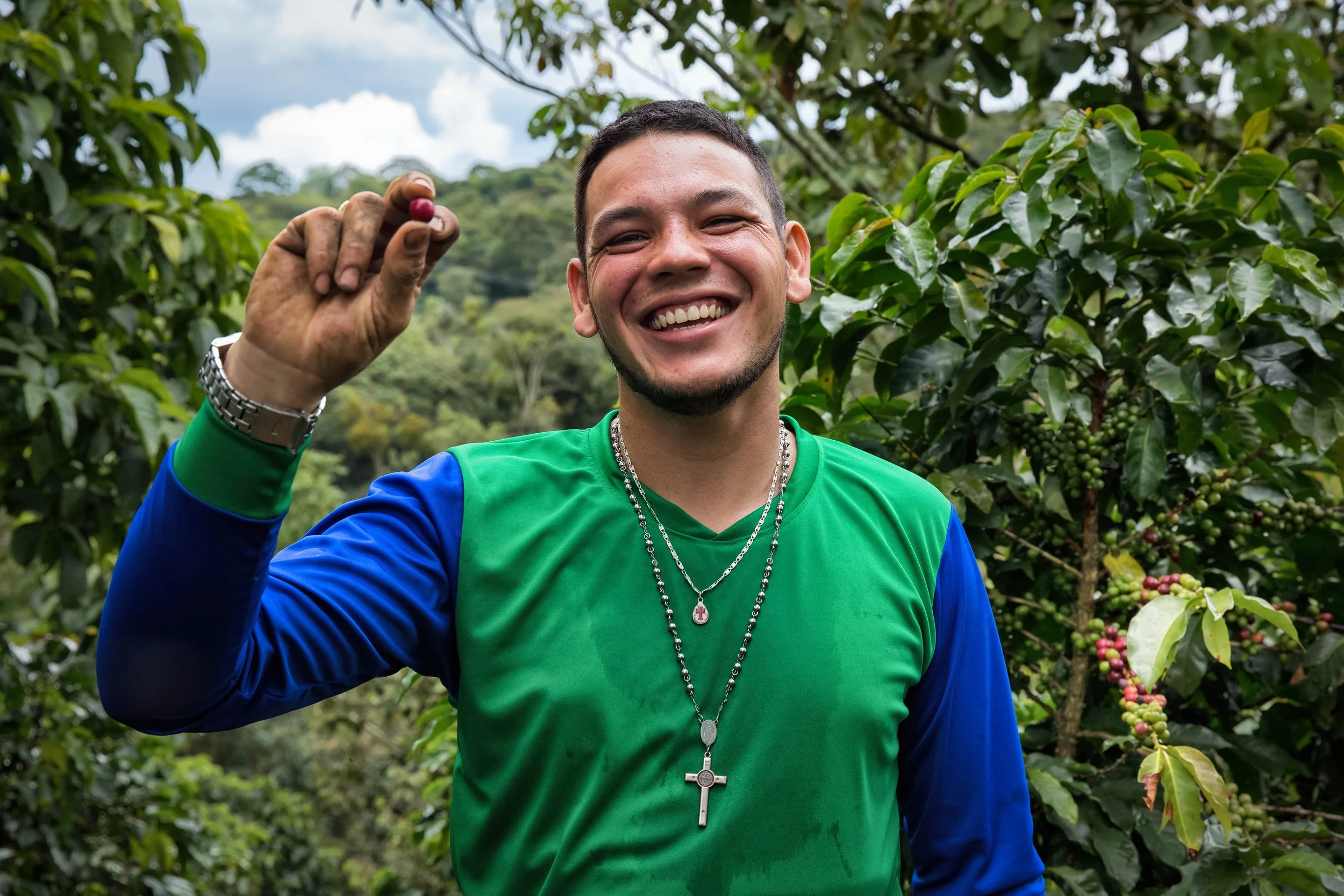 124. Joven caficultor mostrando sus  granos.JPG