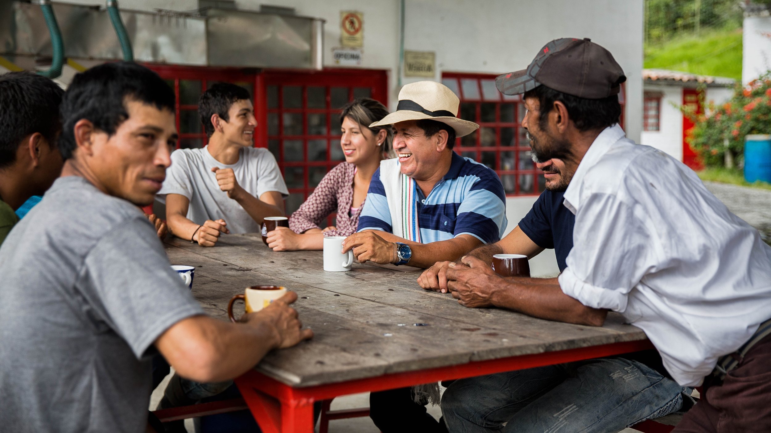 47. trabajadores tomando cafe¦ü.jpg