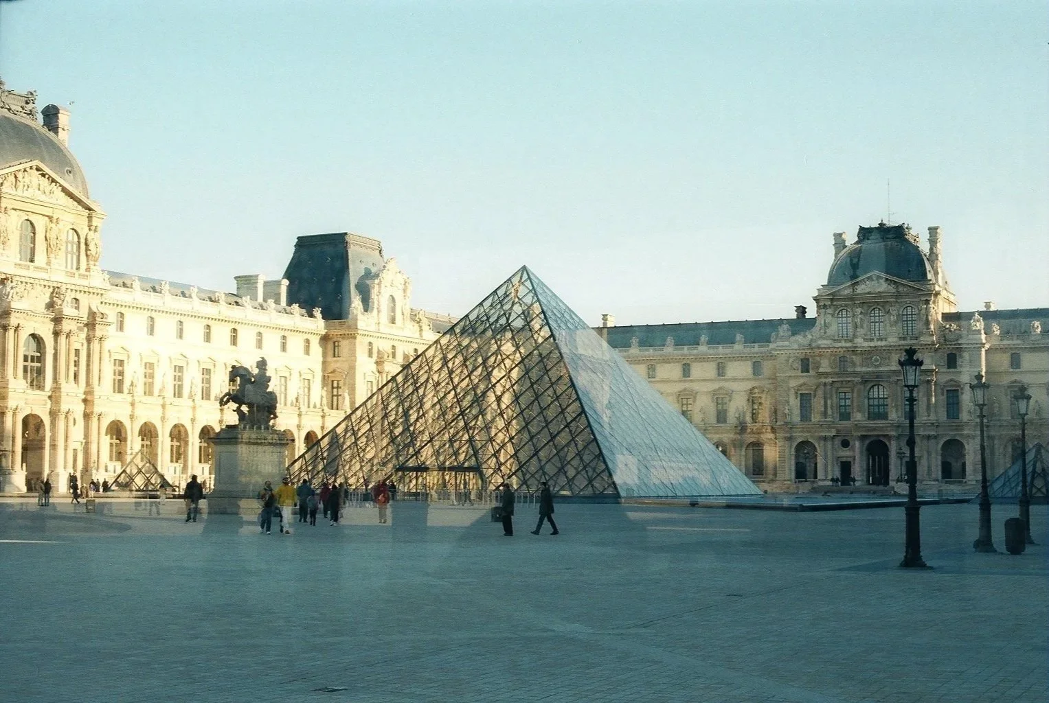 louvre+museum+Paris.jpg