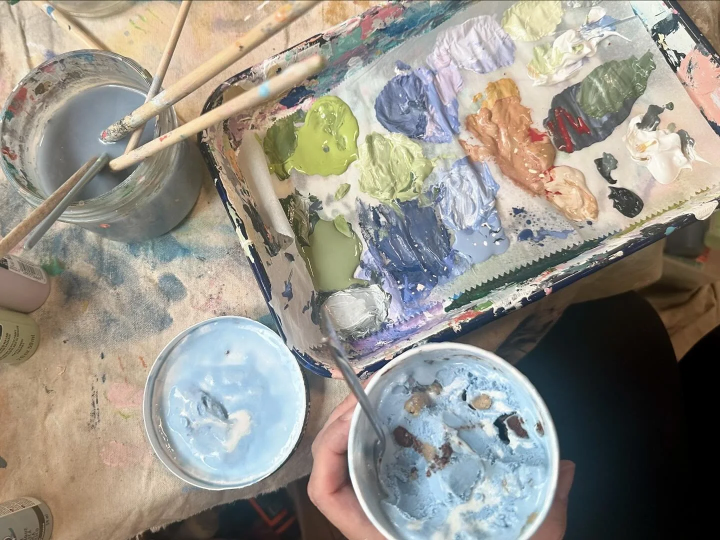 Inadvertently twinning my new favorite ice cream flavor to today’s color palette.
#periwinkle #paint #benandjerrys #marshmallowsky #icecream #artist #acrylicpaint #abstract