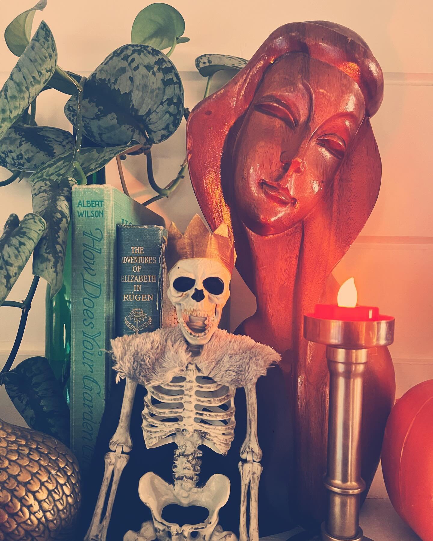 Our first rainy day of the season calls for #vintagehalloween + #vintagefalldecor inspo 🖤

There&rsquo;s just something about vintage pieces that make holiday decor (especially Halloween) look way cozier and not so &ldquo;basic&rdquo; 

P.S.. the be